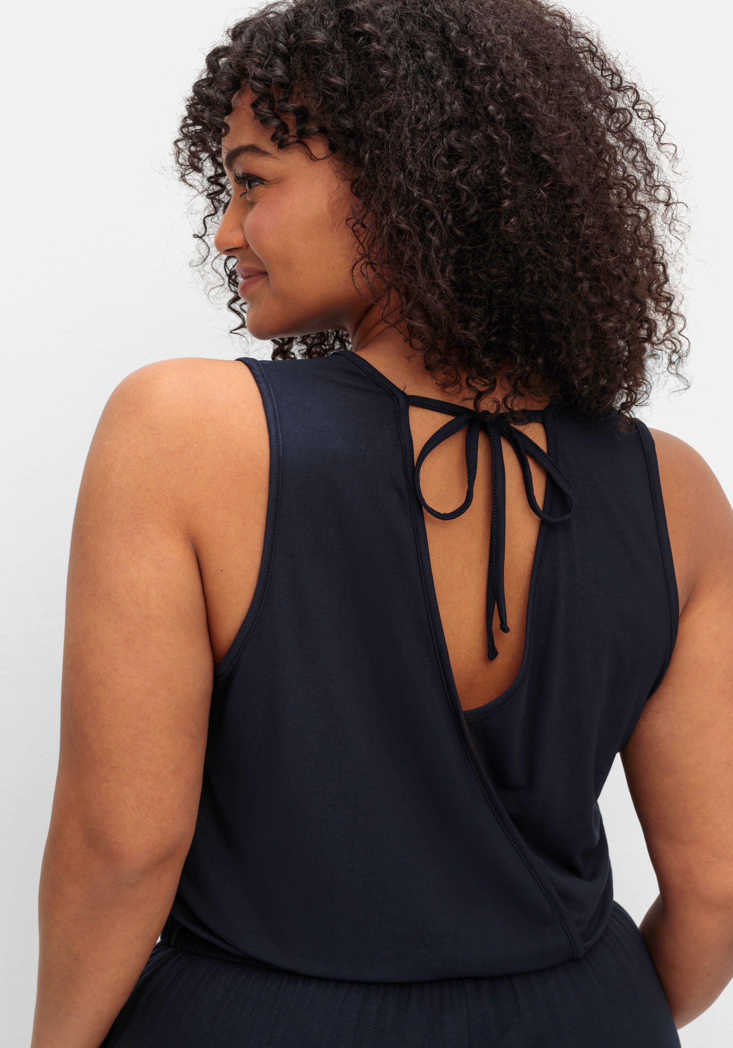 Kurzer Jumpsuit mit tiefem Rückenausschnitt