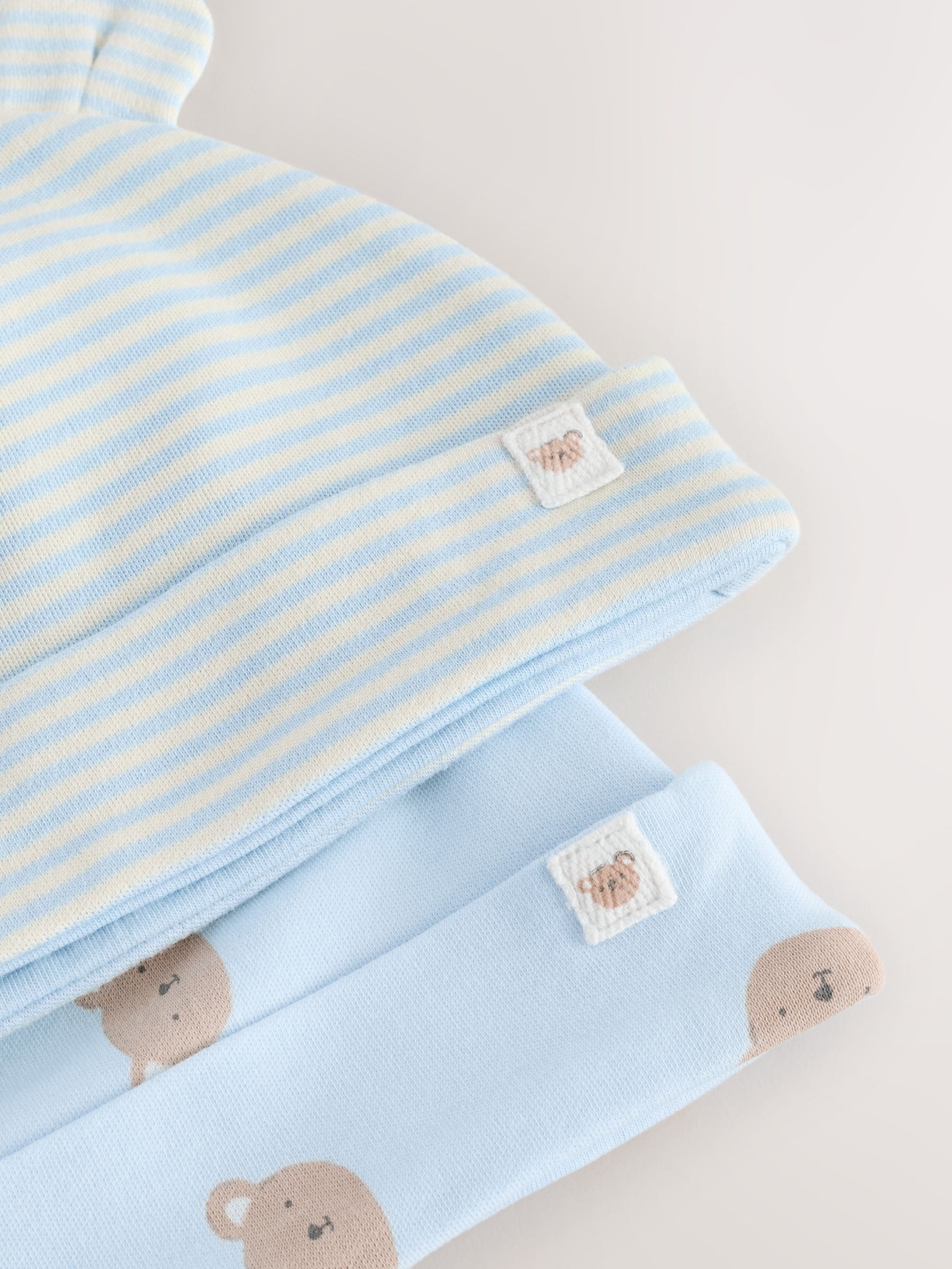 Blauw met beren - 4 -delige babyset van muts en slabbetjes (0-18mnd)