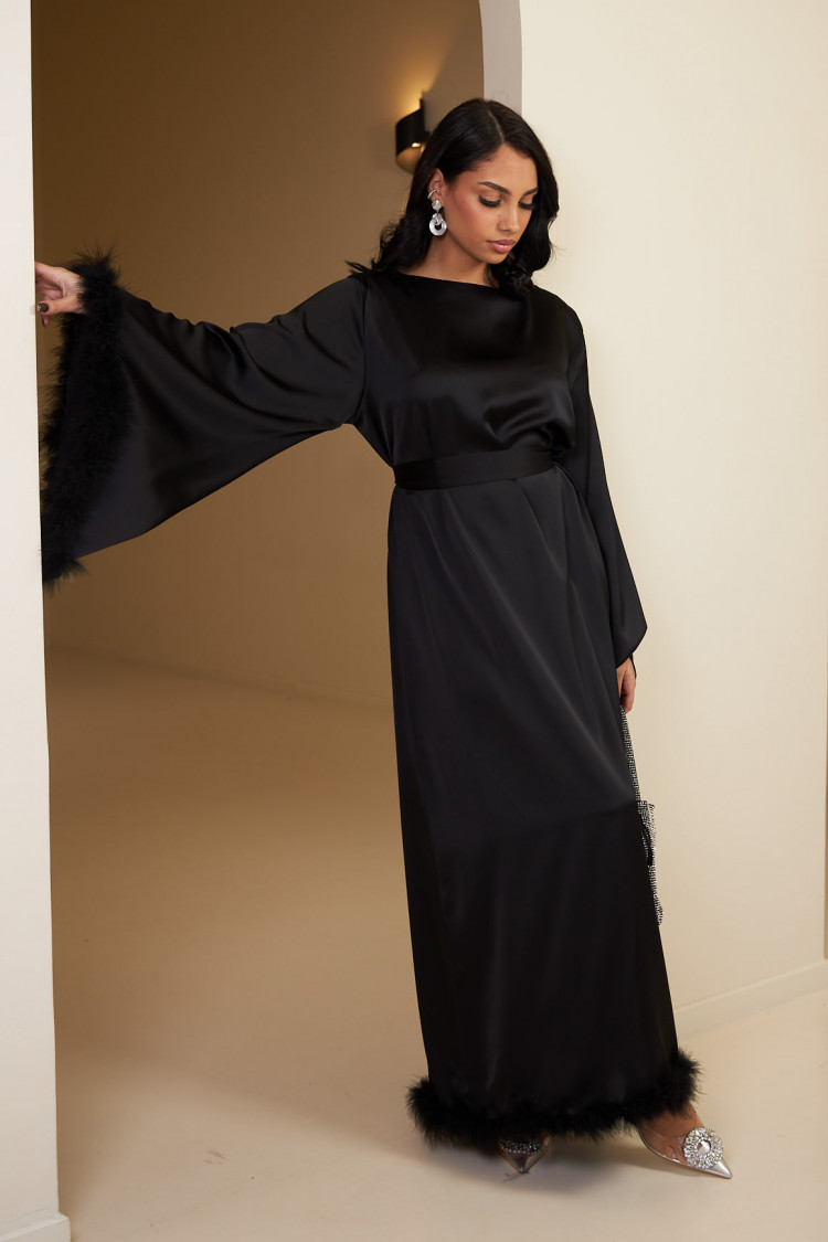 Robe longue noir satinée et ceinturée à plumes