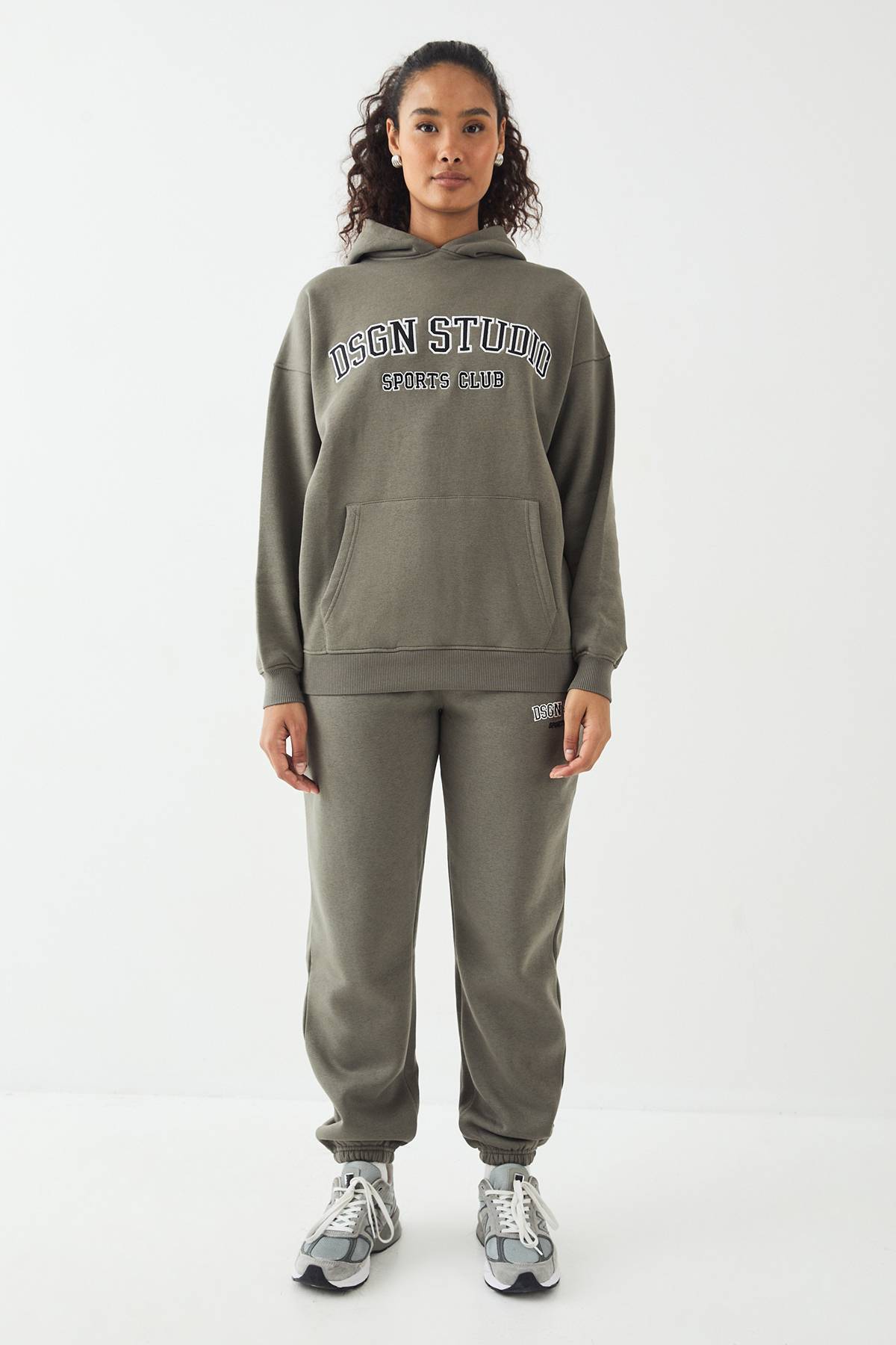 Jogging DSGN Studio avec Appliqué et Chevilles Resserrées Coupe Ample