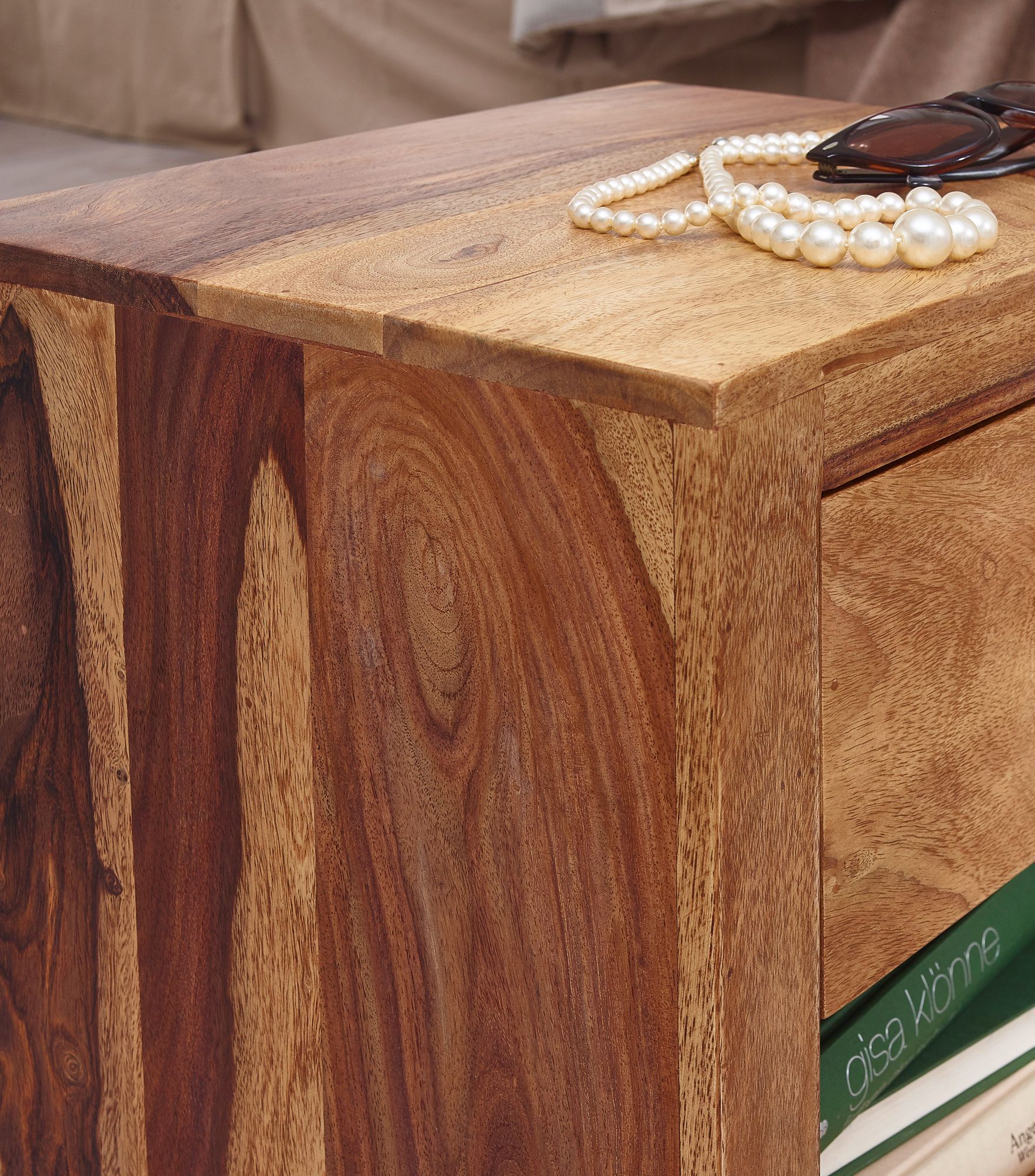 KADIMA DESIGN Rustikale Landhaus-Nachtkonsole aus massivem Sheesham-Holz, mit Ablagefläche und Schublade, eleganter chromfarbener Griff