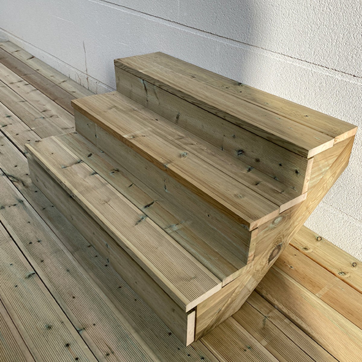 Tuintrap, buitentrap, terrastrap, hout, 54 cm hoog, 3 treden, 120 cm breed, met stootborden