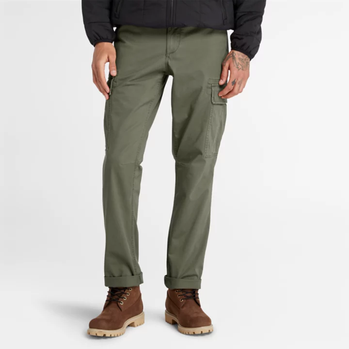 Calças cargo Core para homem na cor verde.