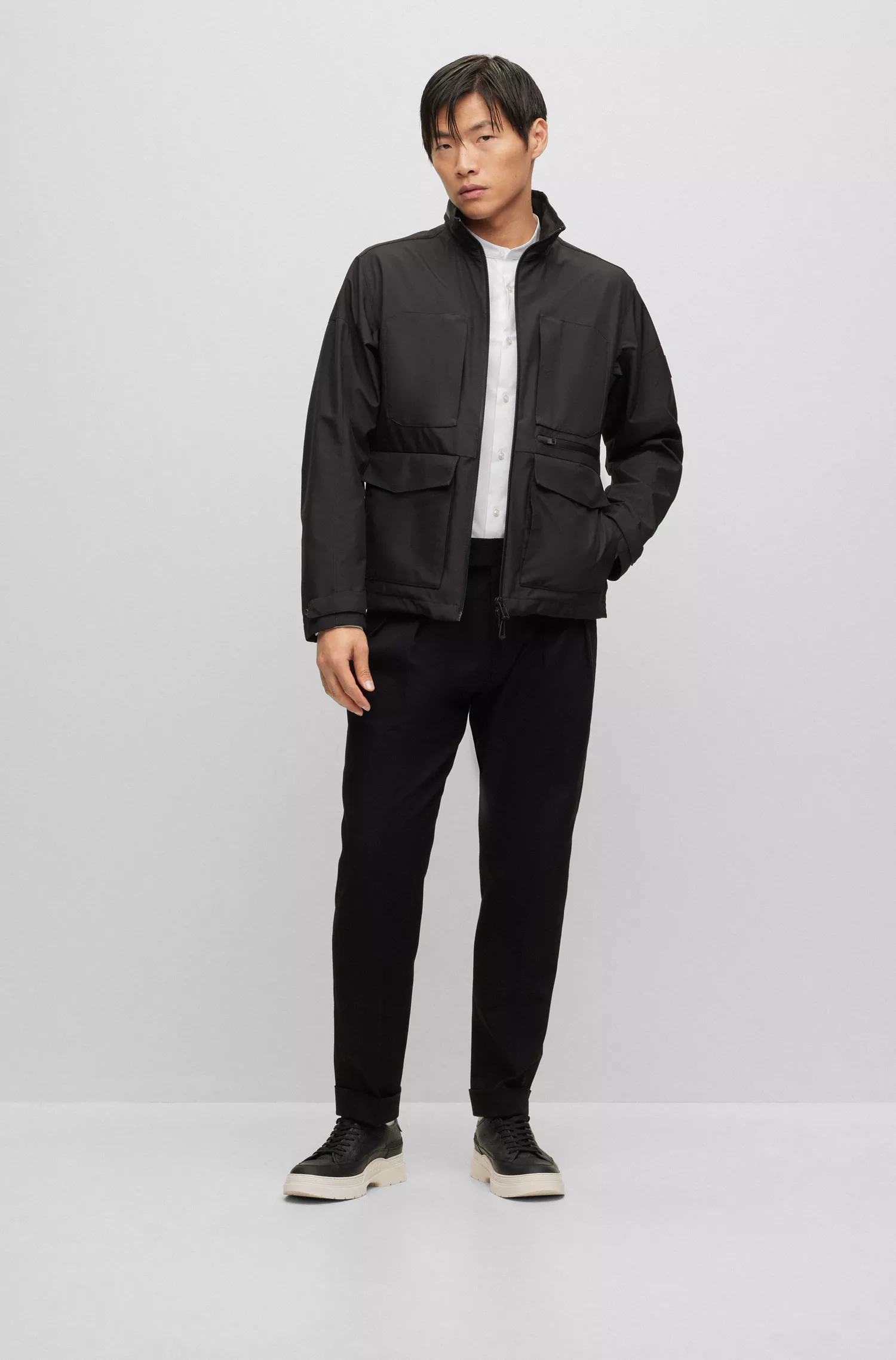 Camisa BOSS preta de corte slim em popeline de algodão fácil de passar.