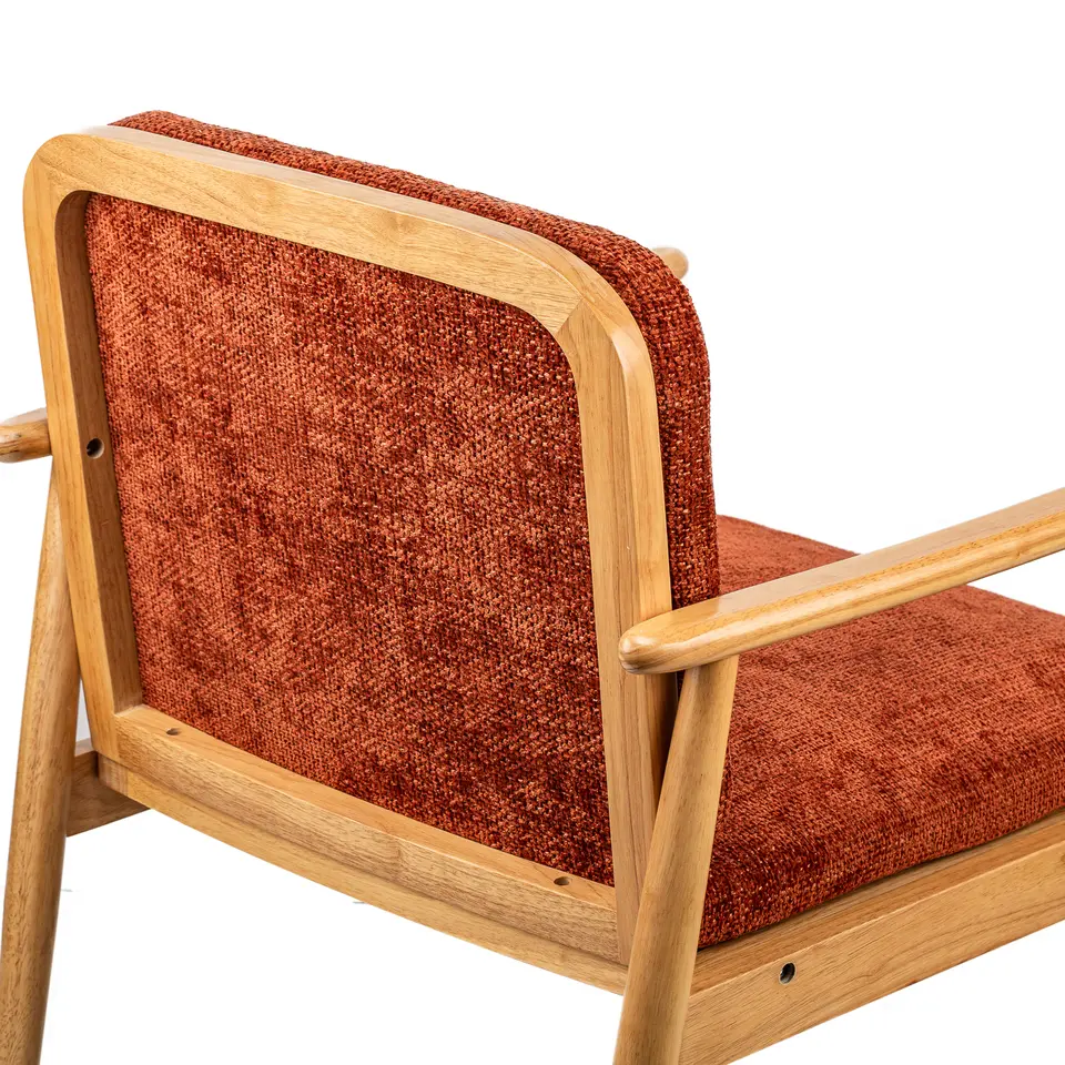 Fauteuil van massief hout en terracotta stof