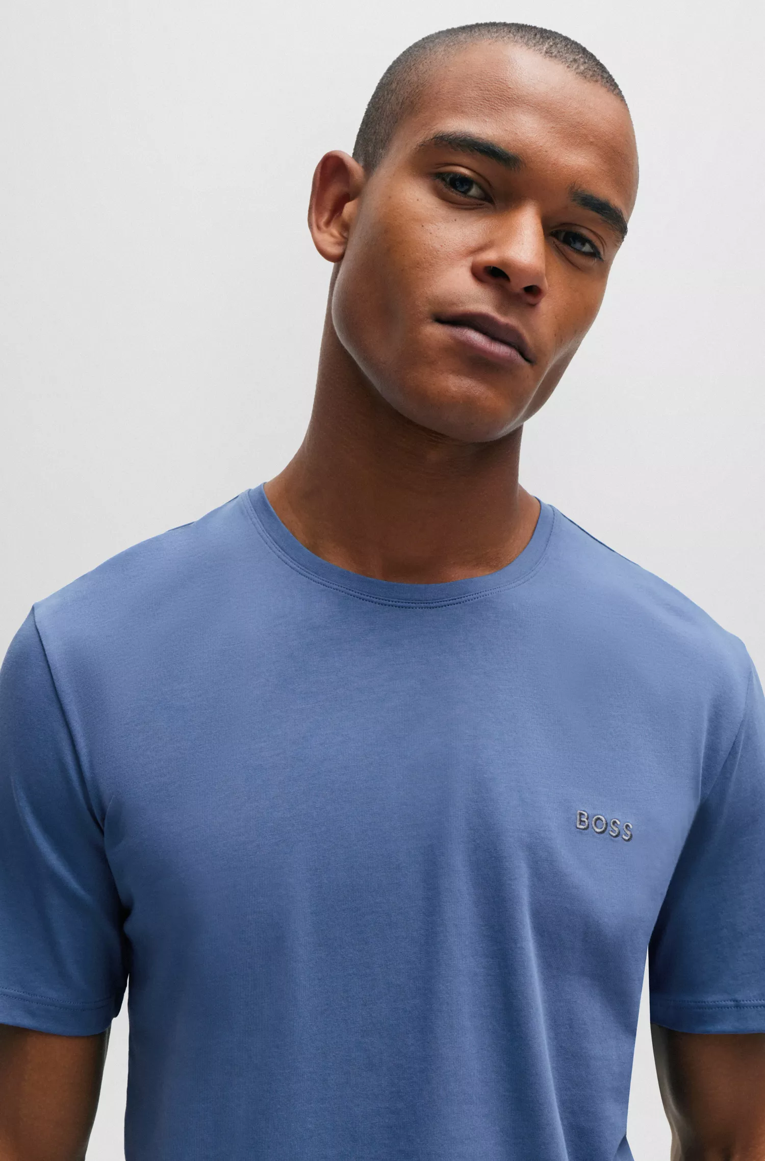 Camiseta BOSS preta em algodão stretch com logotipo bordado.