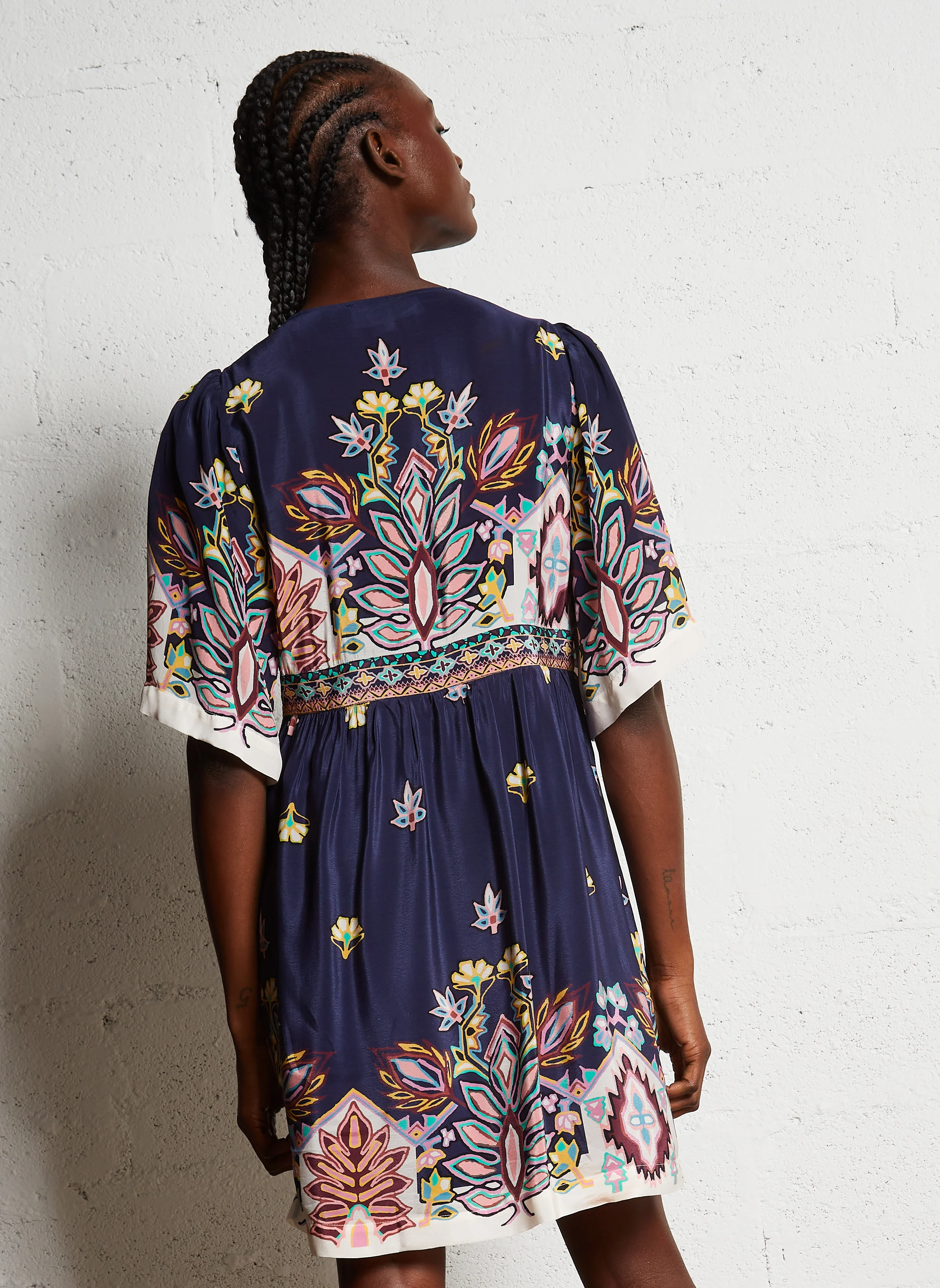 LEVIA - Robe courte col V imprimée | Bleu