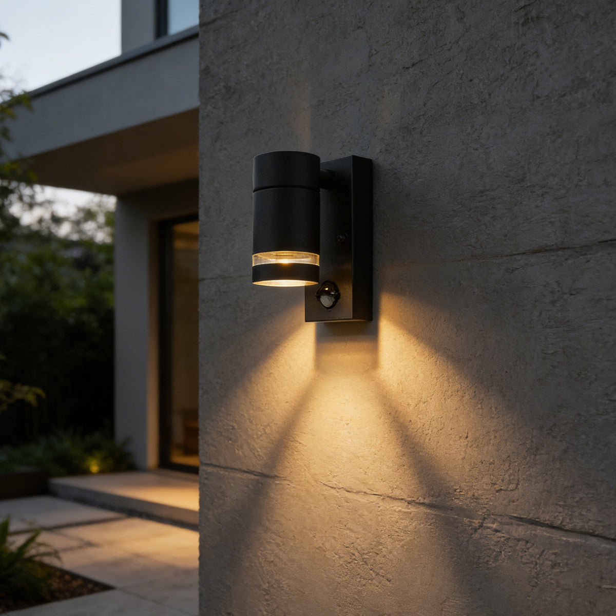 QAZQA Moderne buiten wandlamp zwart IP44 met bewegingssensor - Ensam