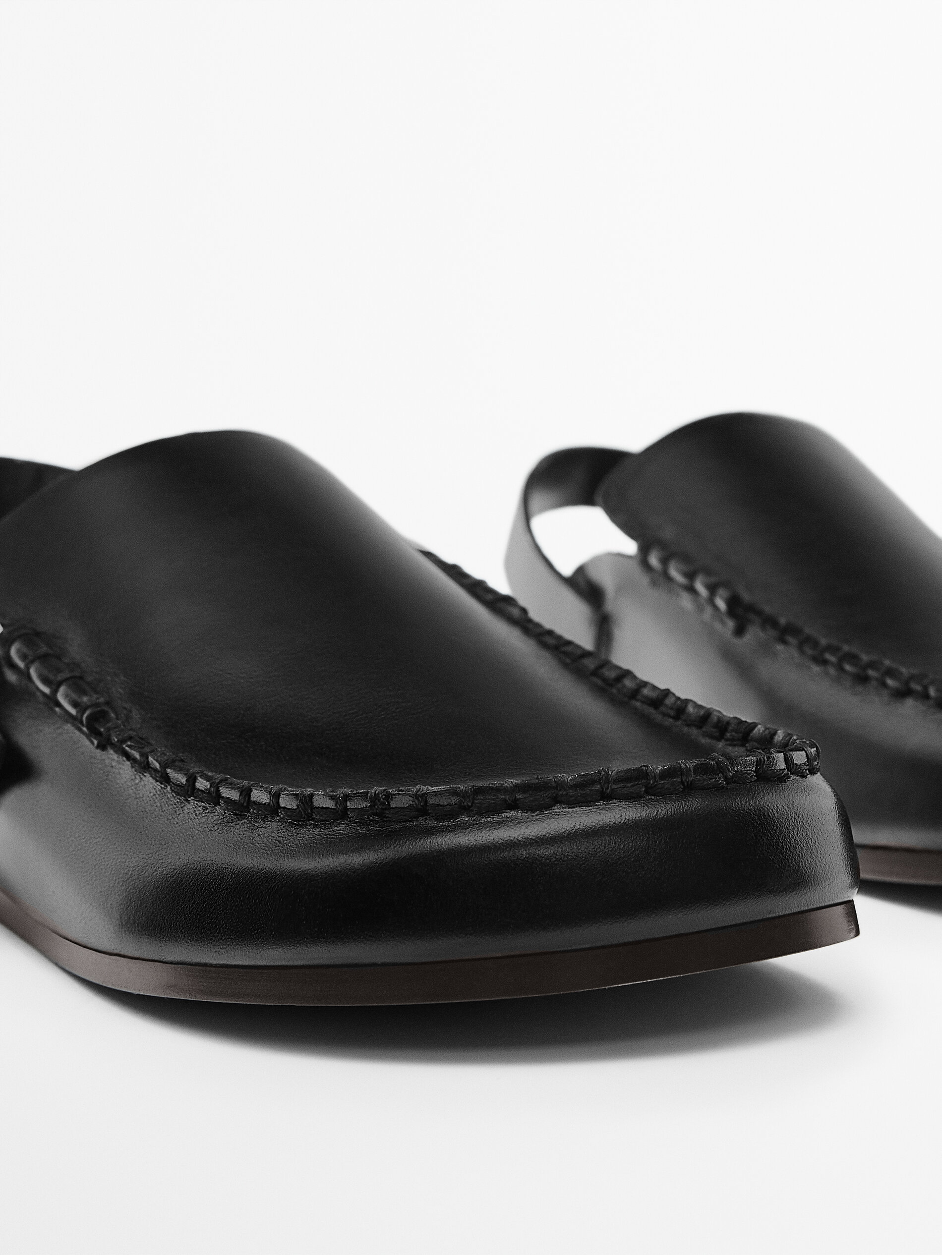 Fivela de metal com tachas em couro Zueco - PRETA