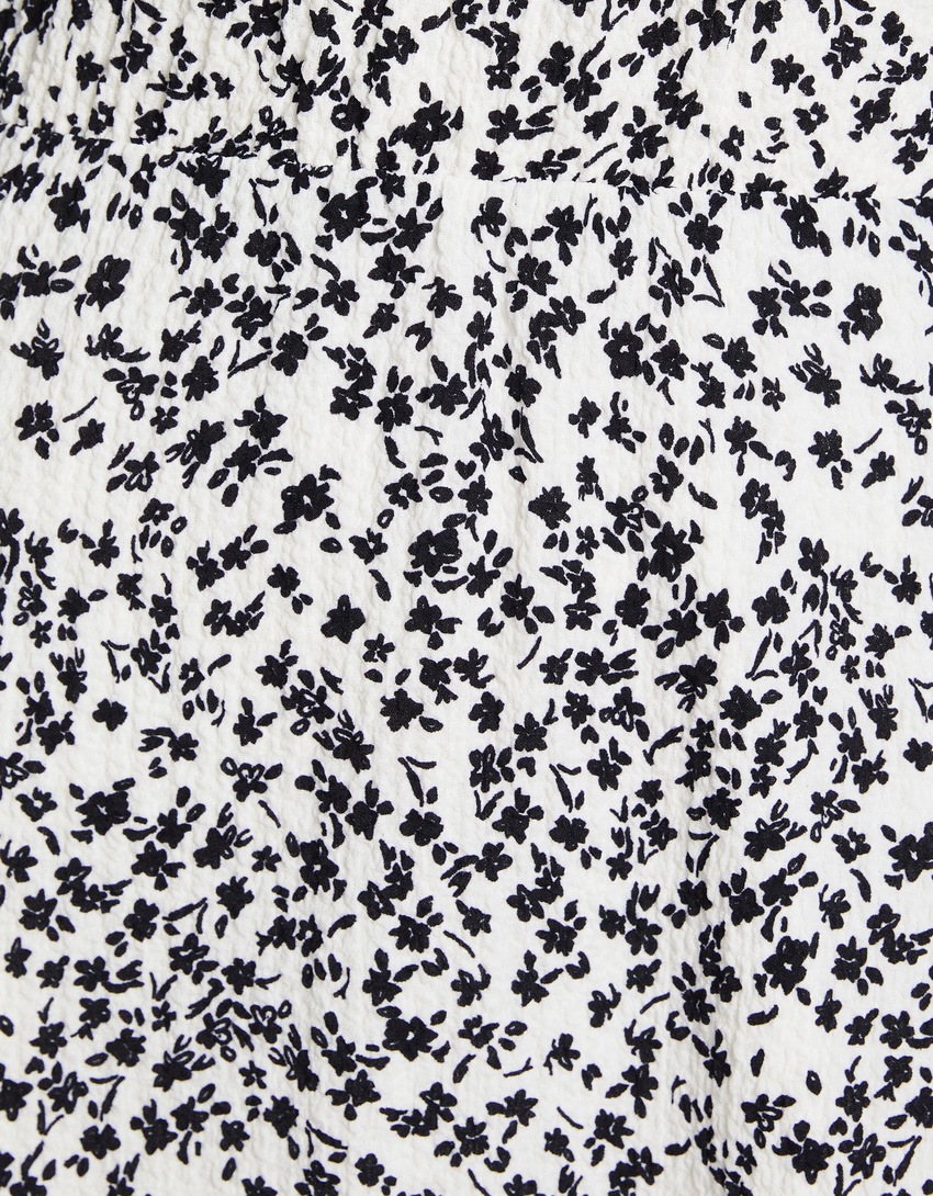 Vestido curto de malha waffle com mangas curtas