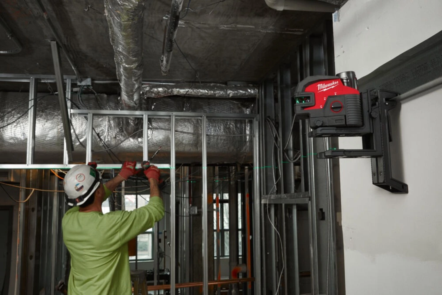 Milwaukee M12 CLL4P-0C 12V Li-Ion accu zelfnivellerende kruislijnlaser met 4 punten body in transportkoffer - groen