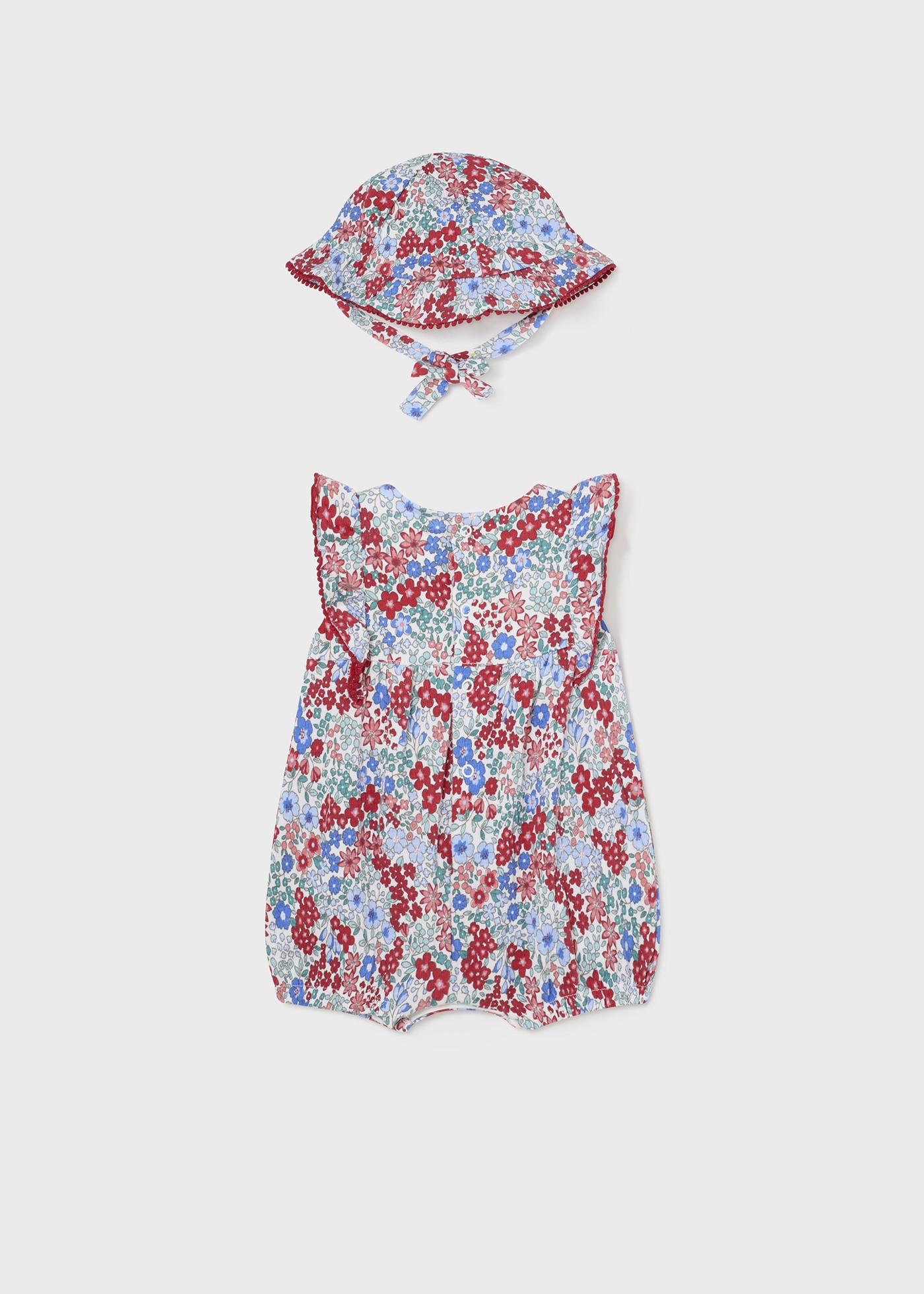 Macacãozinho Juicy para recém-nascido com chapéu e flores.