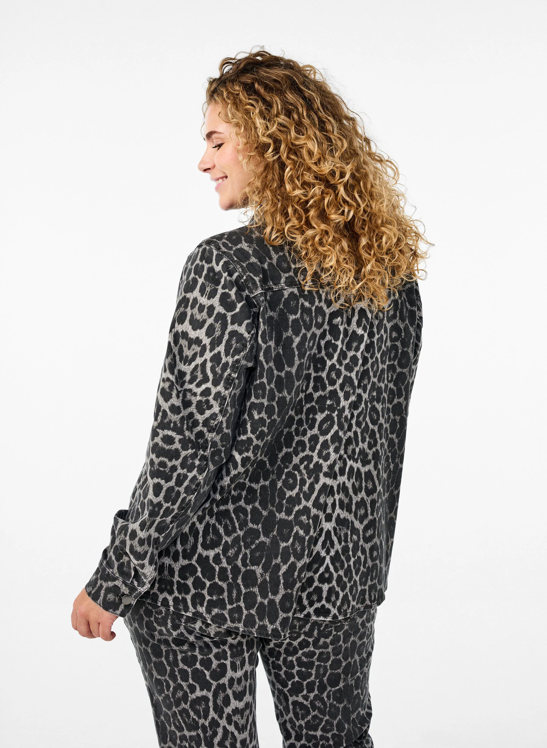 Denimskjorte i leopardprint med knapper