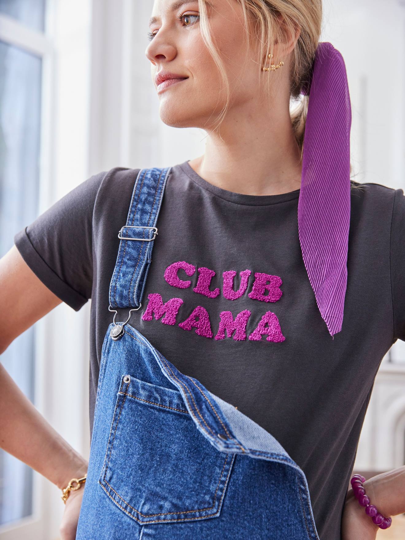 Camiseta personalizável com mensagem, feita de algodão orgânico, para gestantes, cinza escuro.