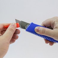Cutter L-300RP, boîtier en plastique, bleu