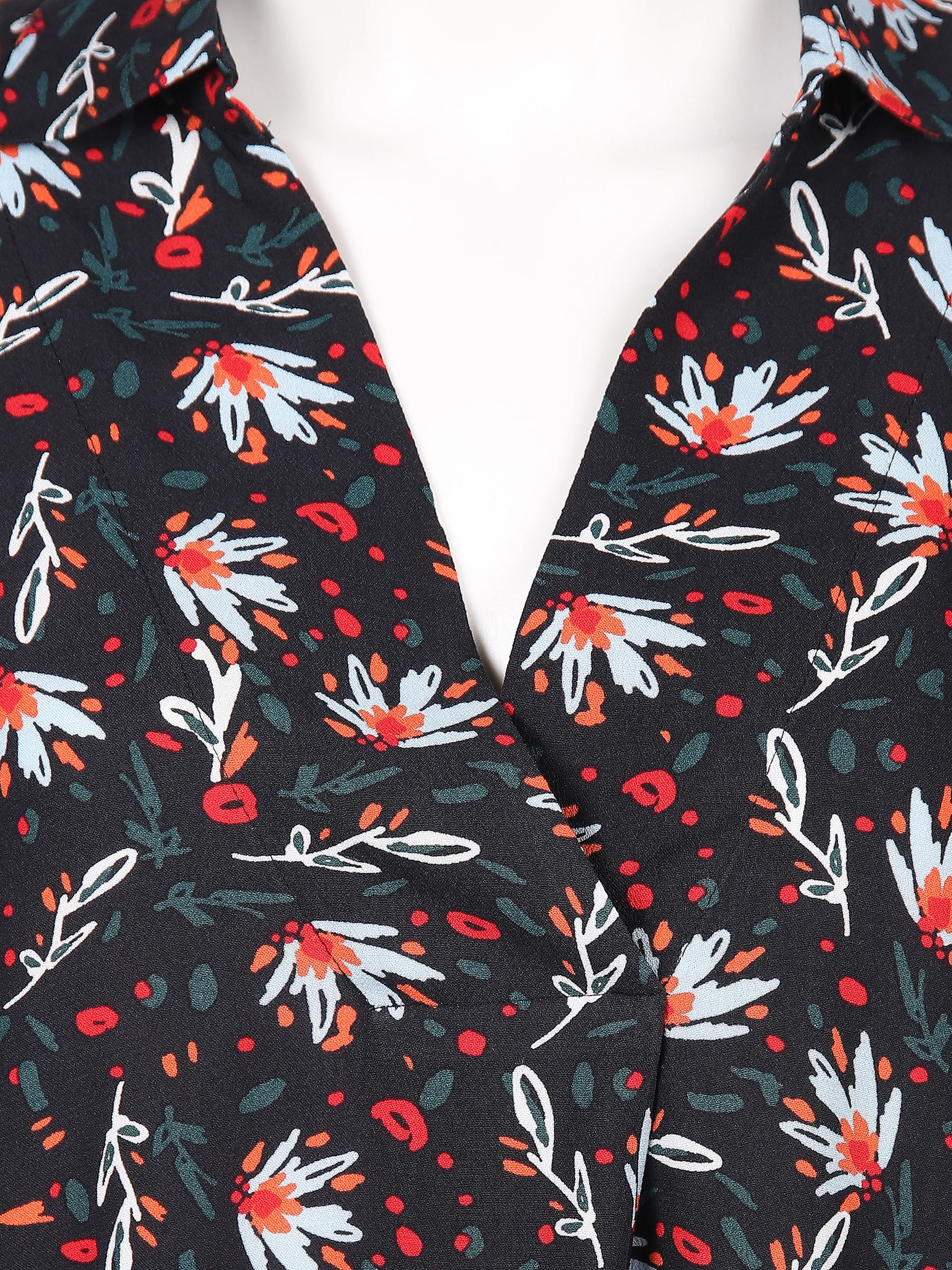 Damen Bluse mit weitem V-Ausschnitt im Blumenprint