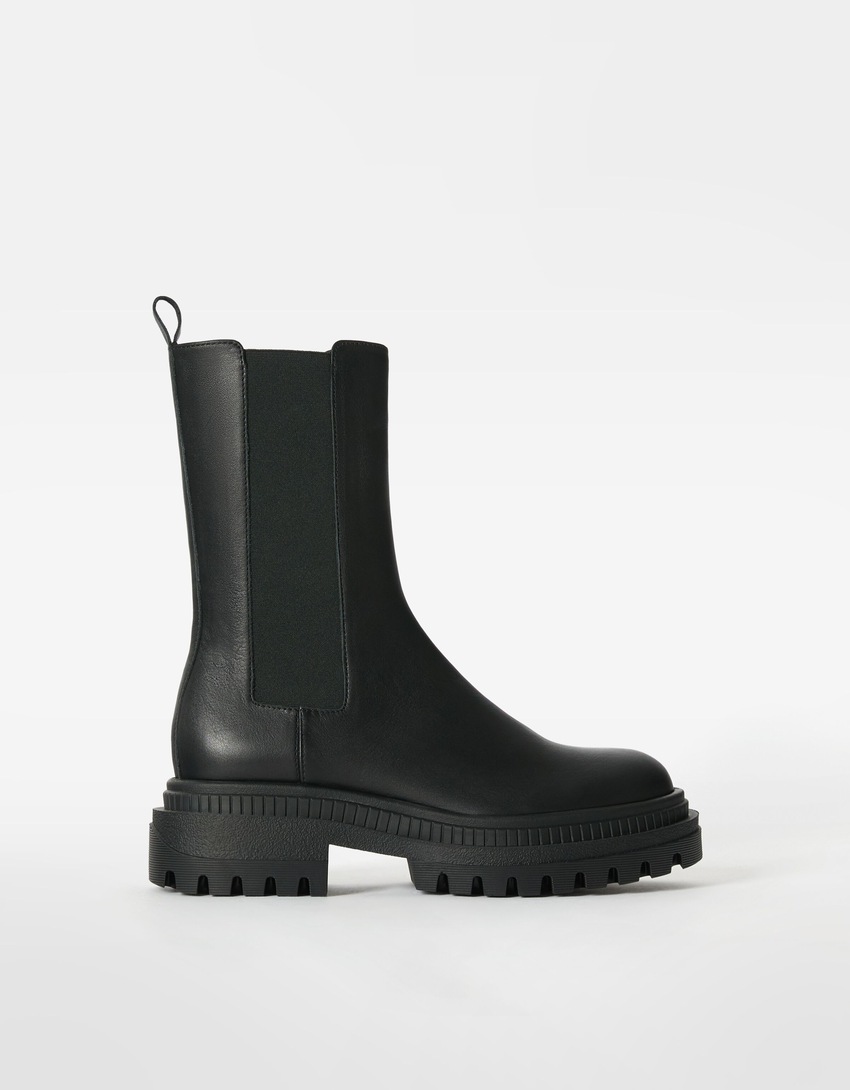 Botas de tornozelo planas de COURO com elásticos laterais