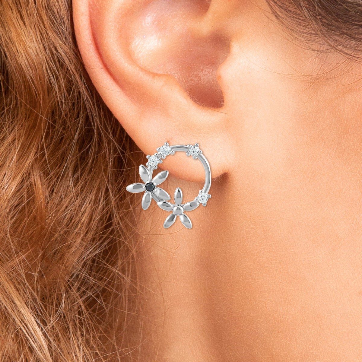 Boucles d'oreilles fleurs SC Crystal ornées d'un véritable diamant noir