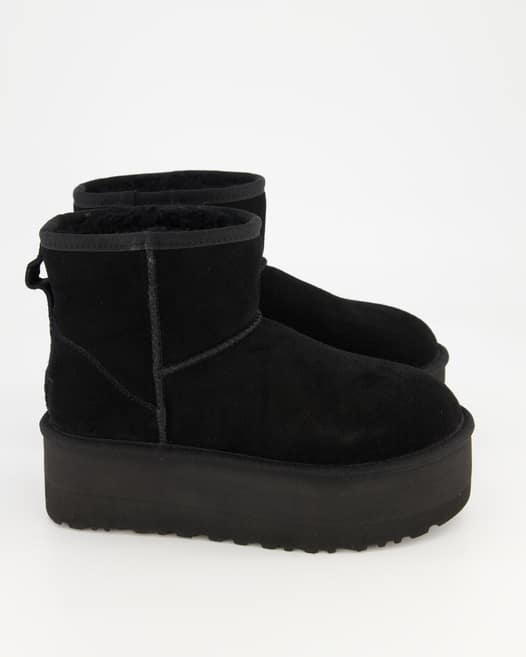 UGG Classic Mini Platform Winterschuhe in Schwarz