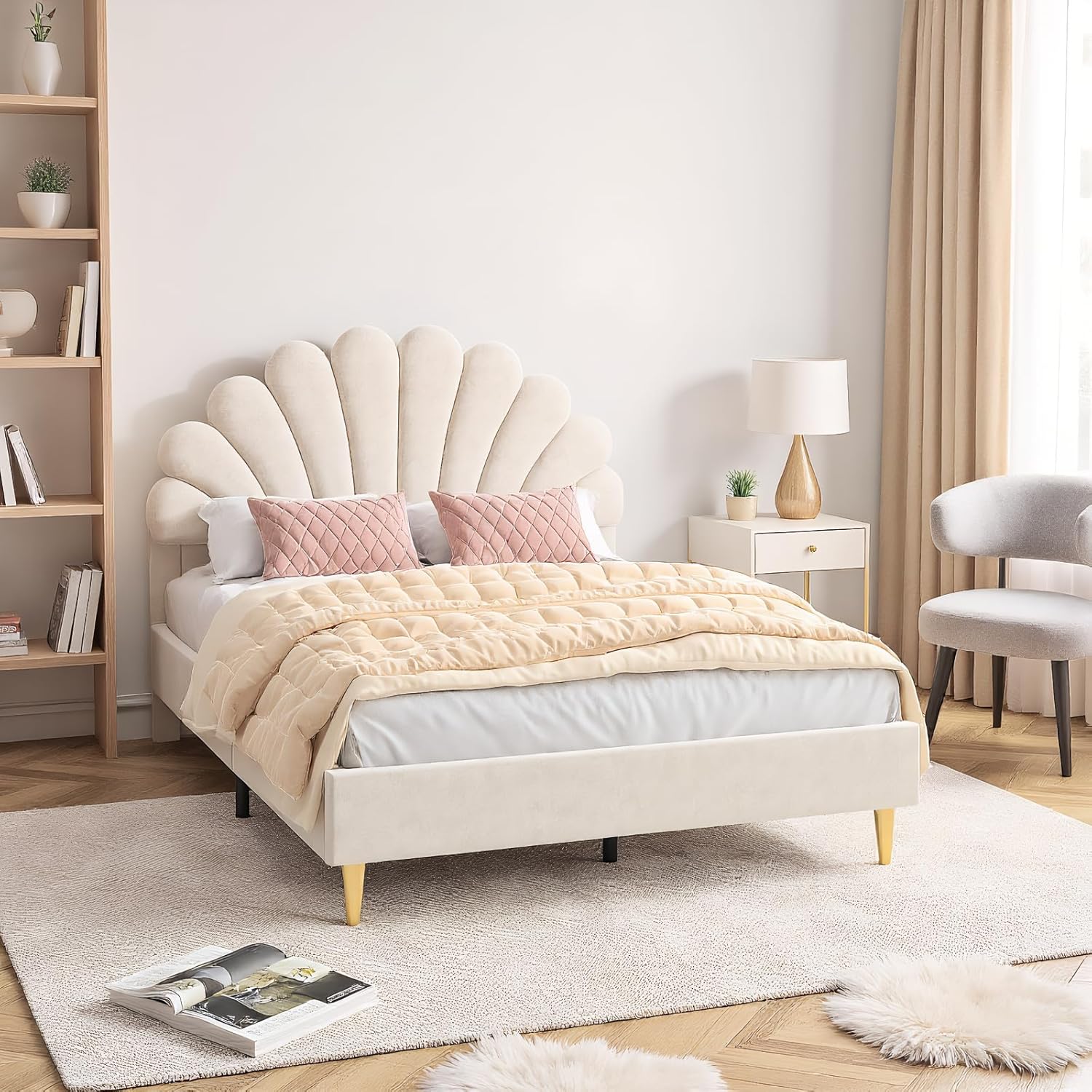 Kinderbett Polsterbett 140x200 cm, Bettgestell für Mädchen mit geblümtem Kopfteil und Lattenrost, Samt Doppelbett muschelartiges Bett mit goldenen Eisenbeinen, ohne Matratze (Beige)