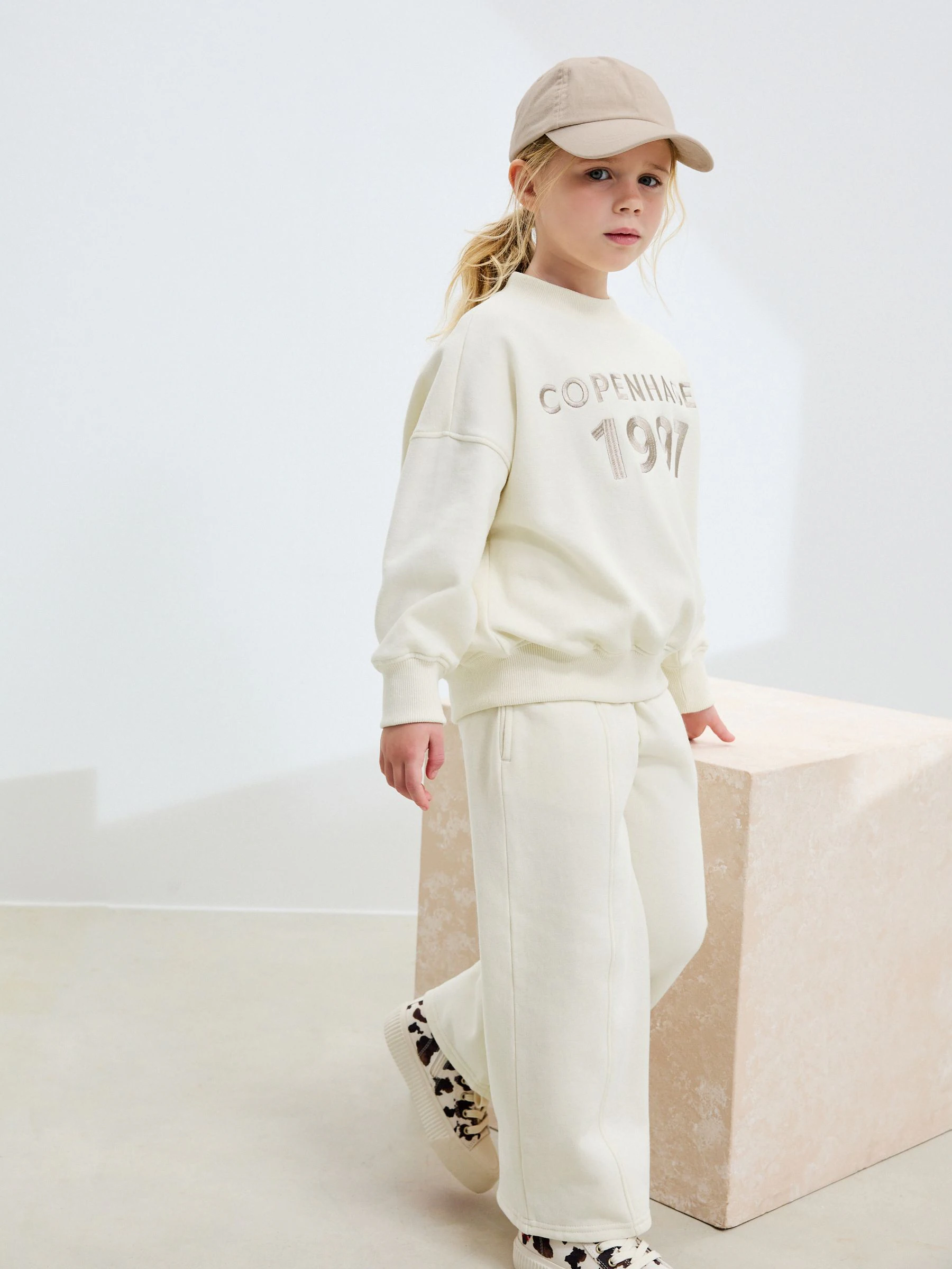 Ecru met slogan - Set van sweatshirt en joggingbroek met wijde pijpen (3-16jr)