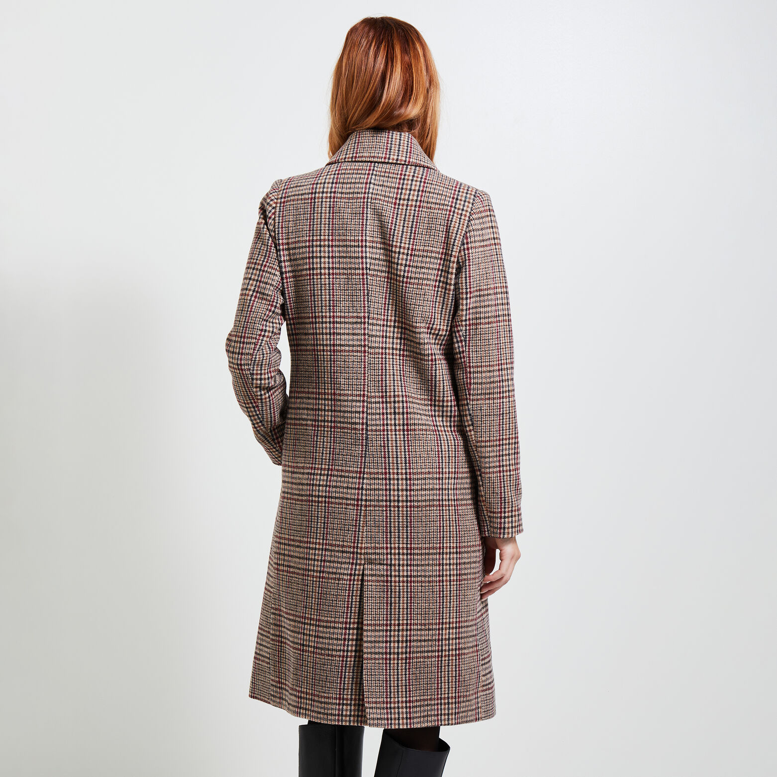 Manteau par-dessus femme