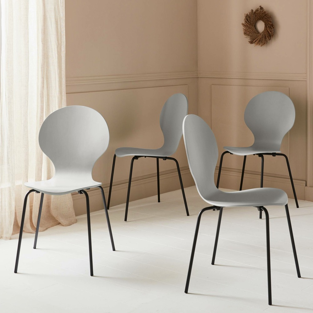 Lot de 4 chaises grises rétro empilables. Bois d'hévéa et contreplaqué. Pieds en acier. Naomi. L 43 x p 48 x h 87cm