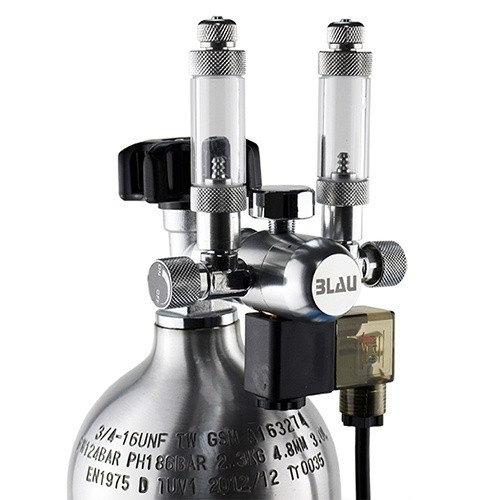 Regulador de pressão de CO2 compacto com duas saídas e solenóide.
