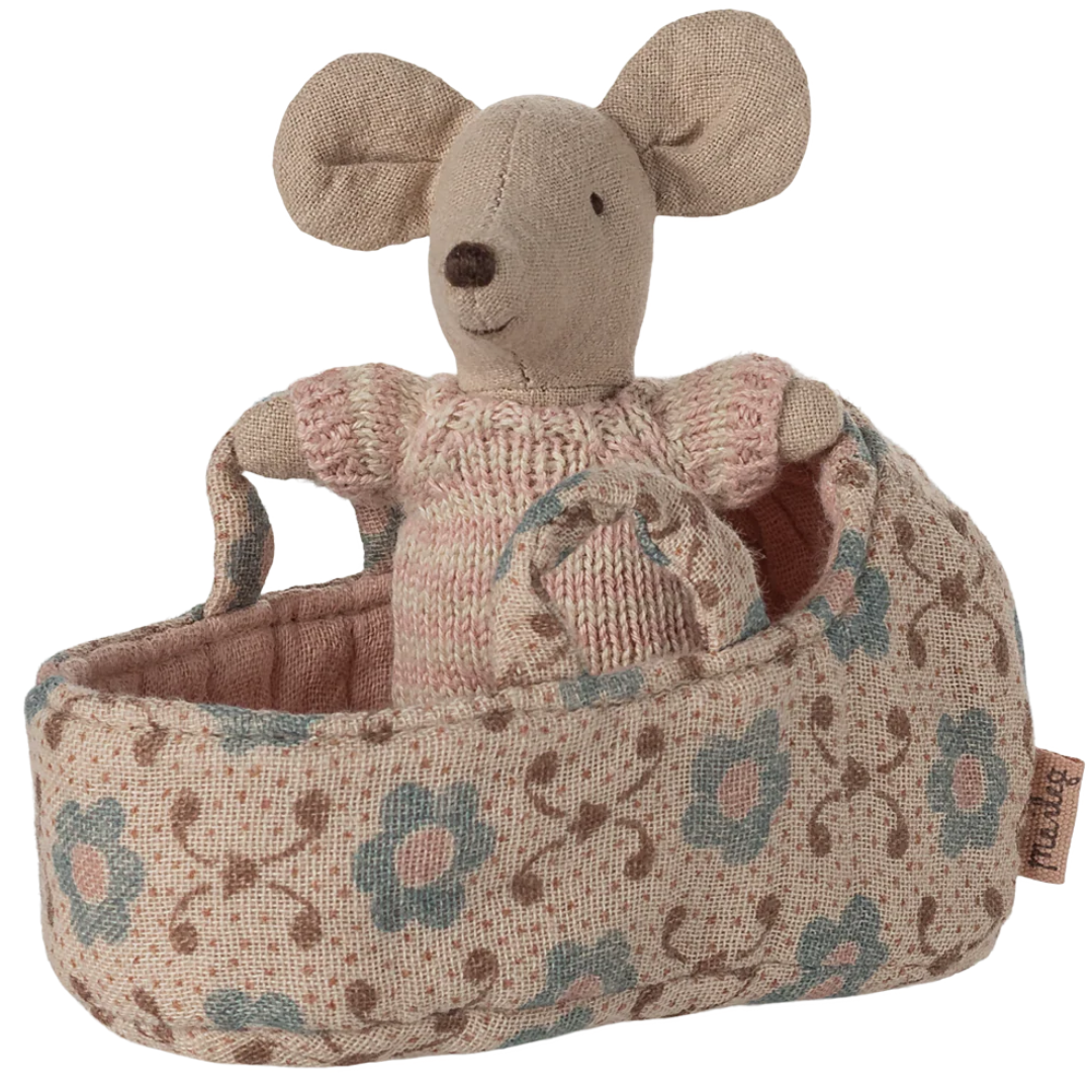 maileg knuffelmuis babymuis in poppenreiswieg - rose - 9,5 cm