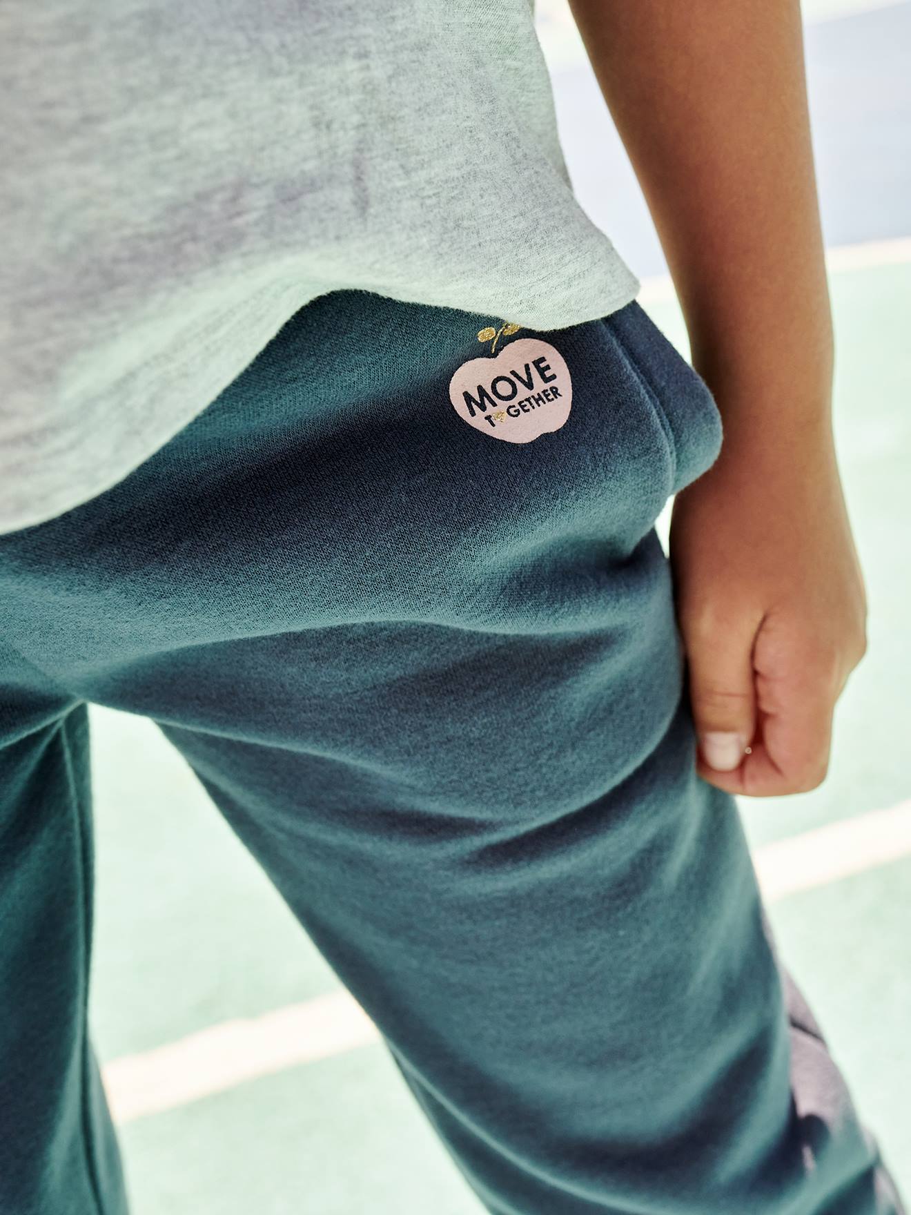 Calça de moletom para meninas, lisa, azul médio com estampas.