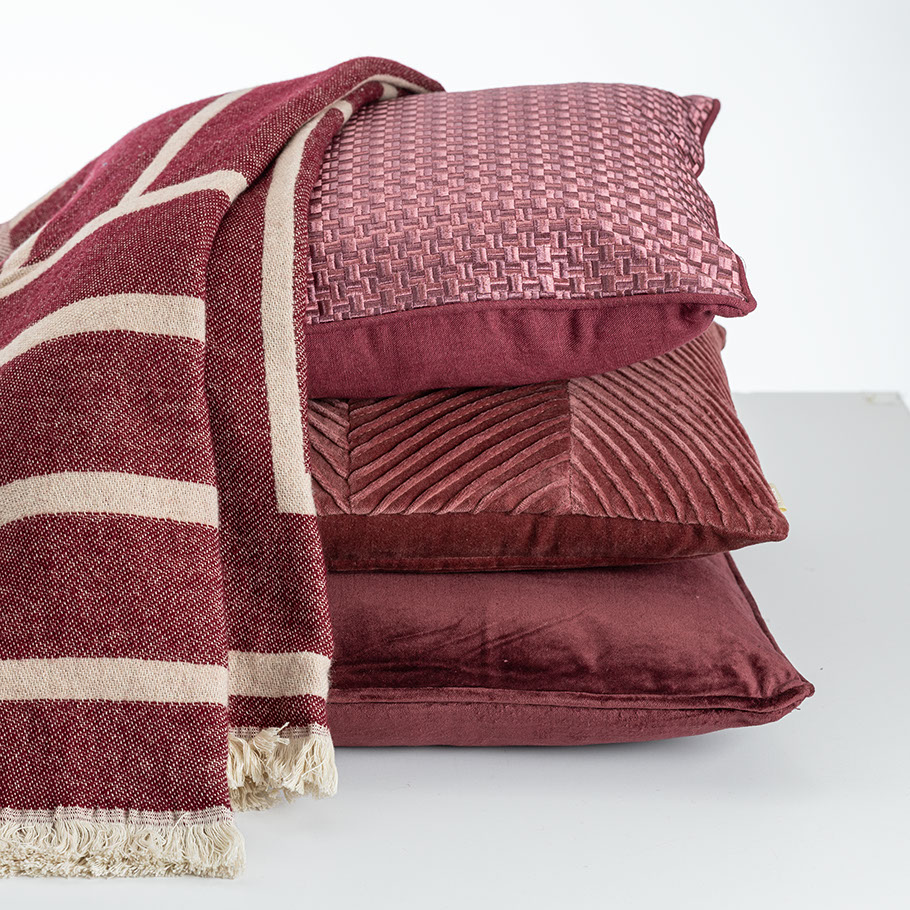 Sierkussen Cord piping velours aubergine 45x45 cm