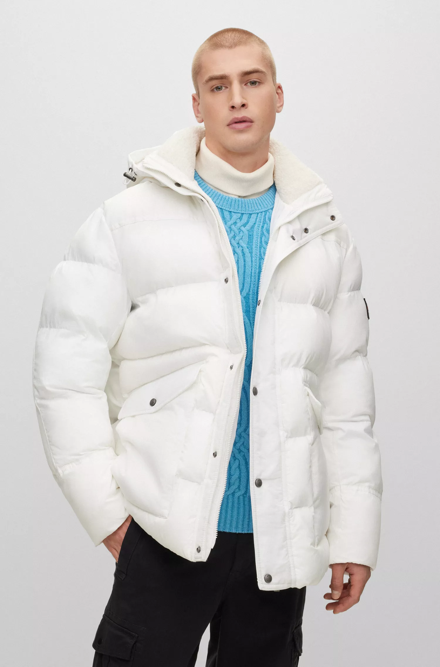 Jaqueta parka BOSS laranja, modelagem relaxada e repelente à água, com emblema da marca.