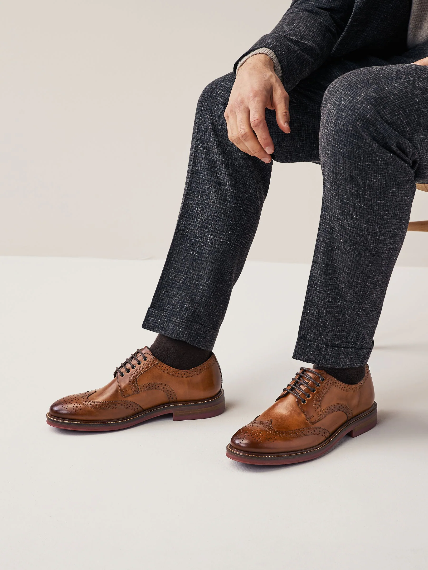 Lichtbruin - Standaard pasvorm - Leren brogues met contrasterende dikke zool