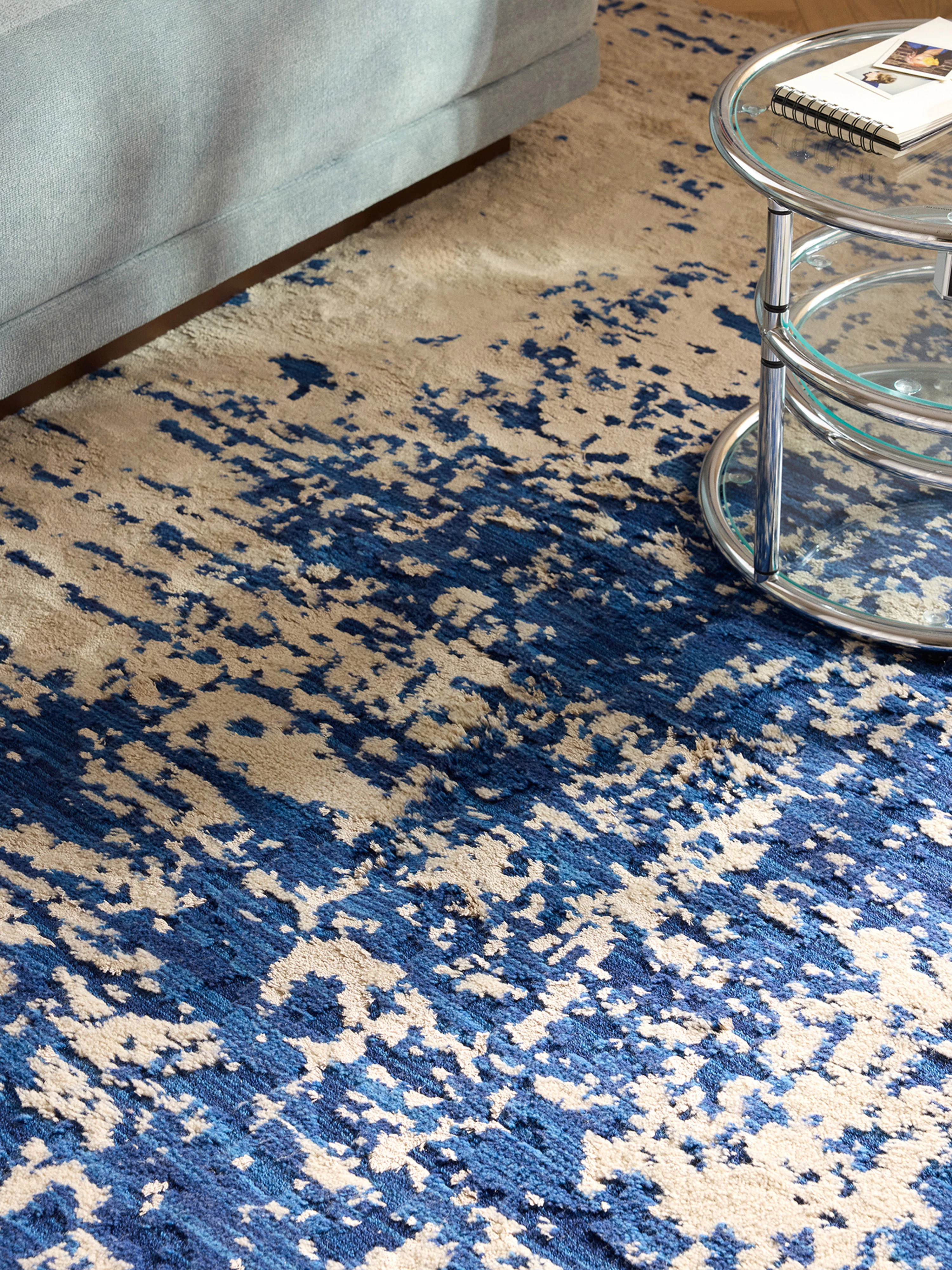 Handgeweven wollen vloerkleed Cynthia met abstract patroon