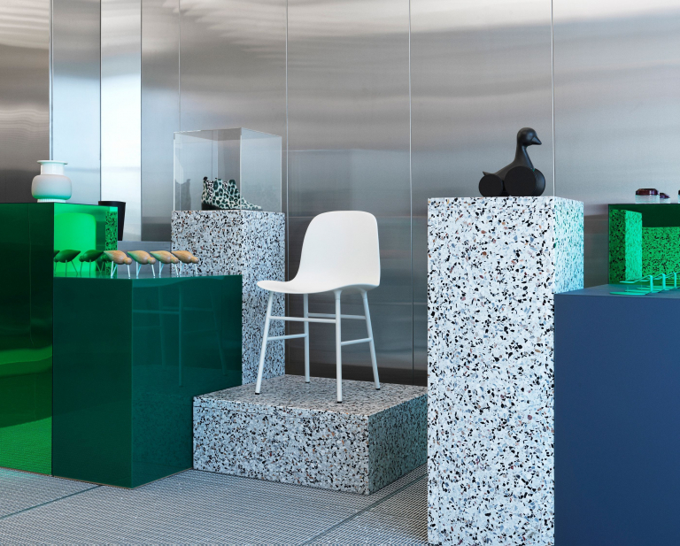 Normann Copenhagen Form Chair stoel met stalen onderstel warm grijs