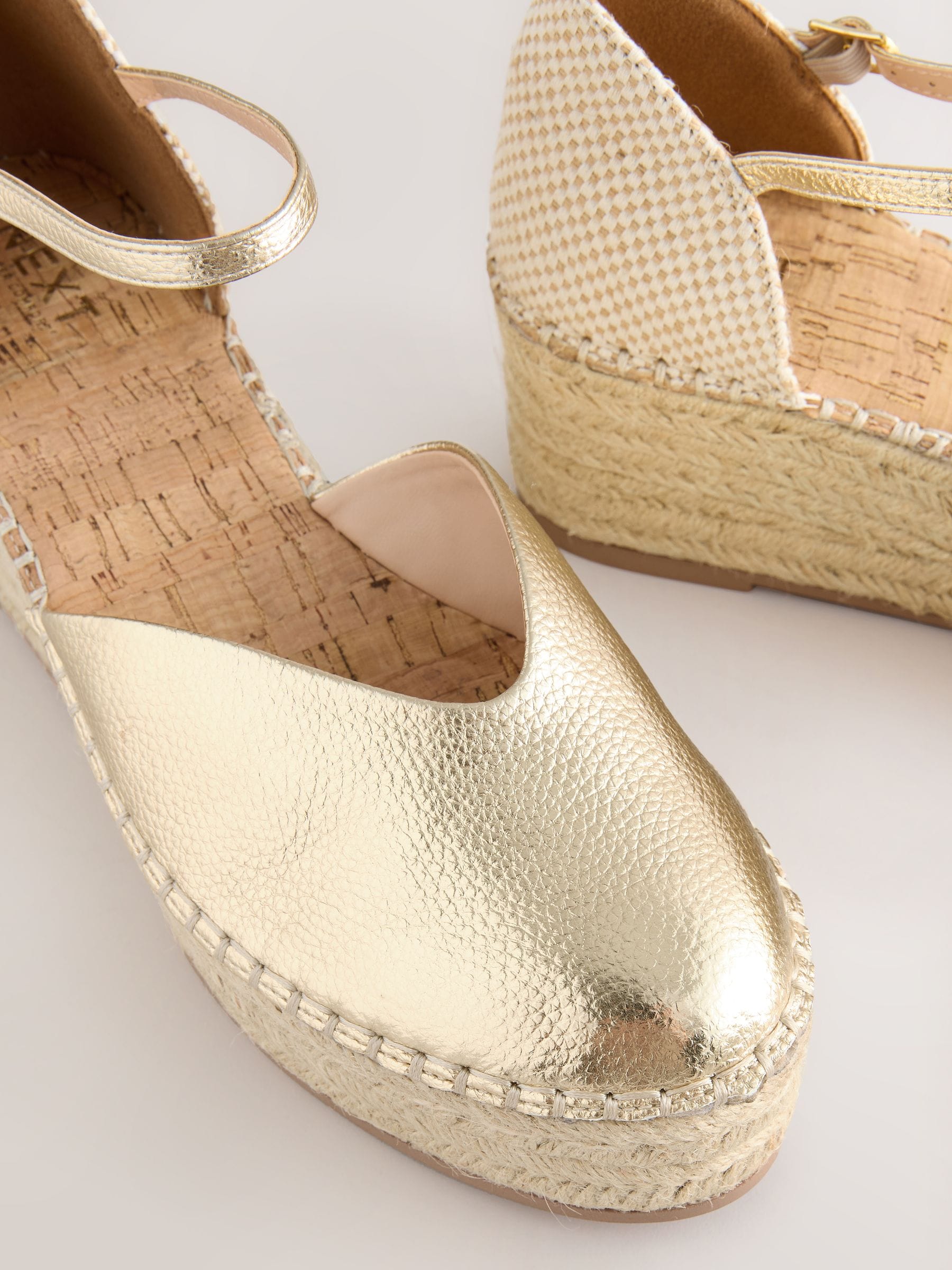 Goud - Espadrilles met sleehak en plateauzool met gesloten neus