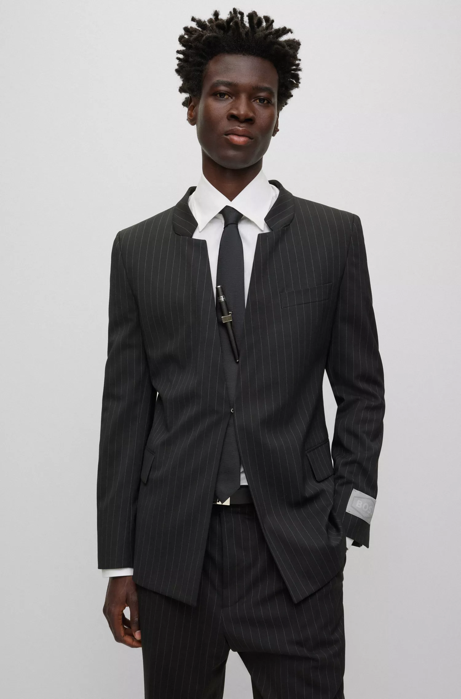 Blazer BOSS preto, corte regular, em mistura de lã com risca de giz.