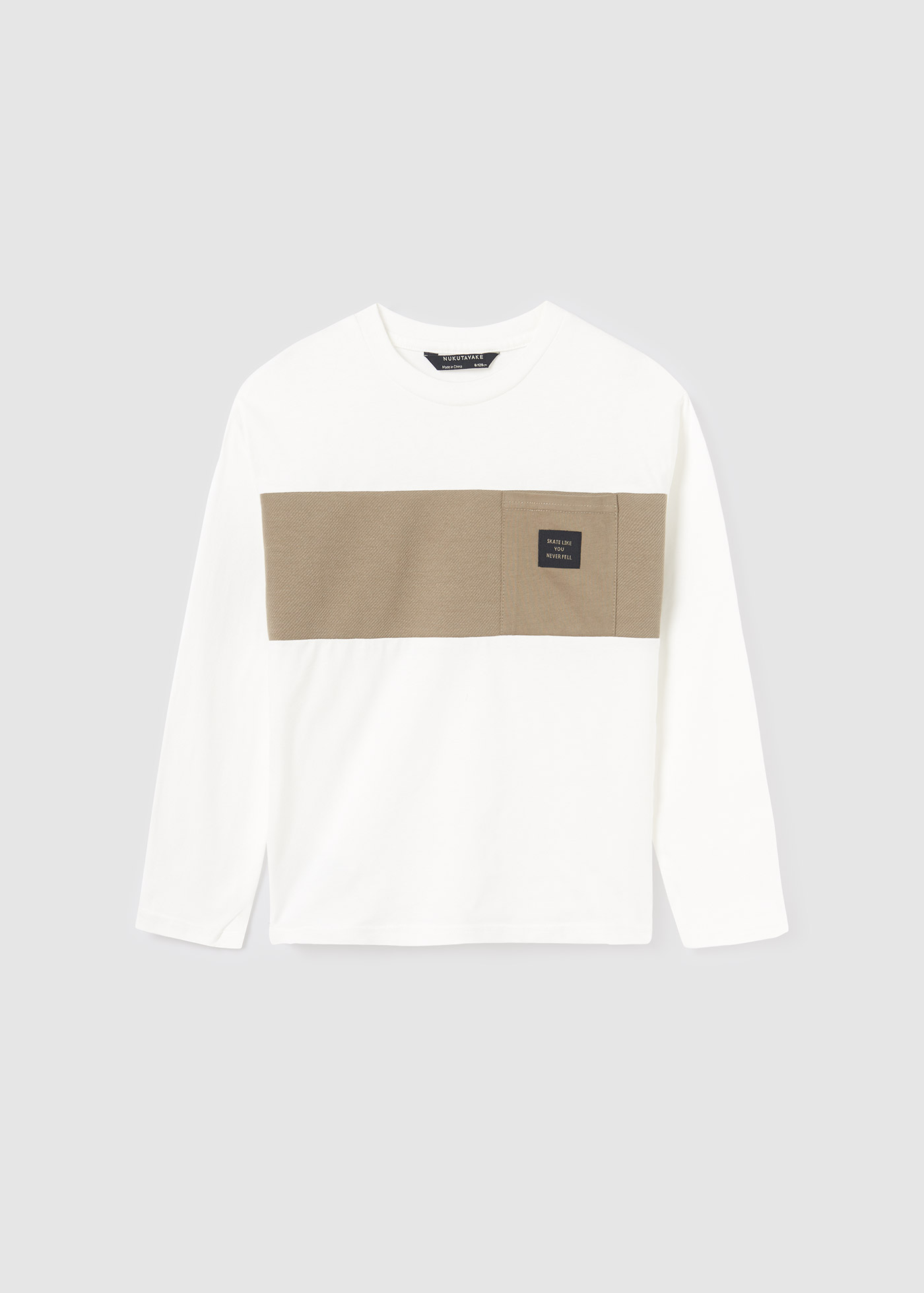 Camiseta masculina contrastante com ombros à mostra
