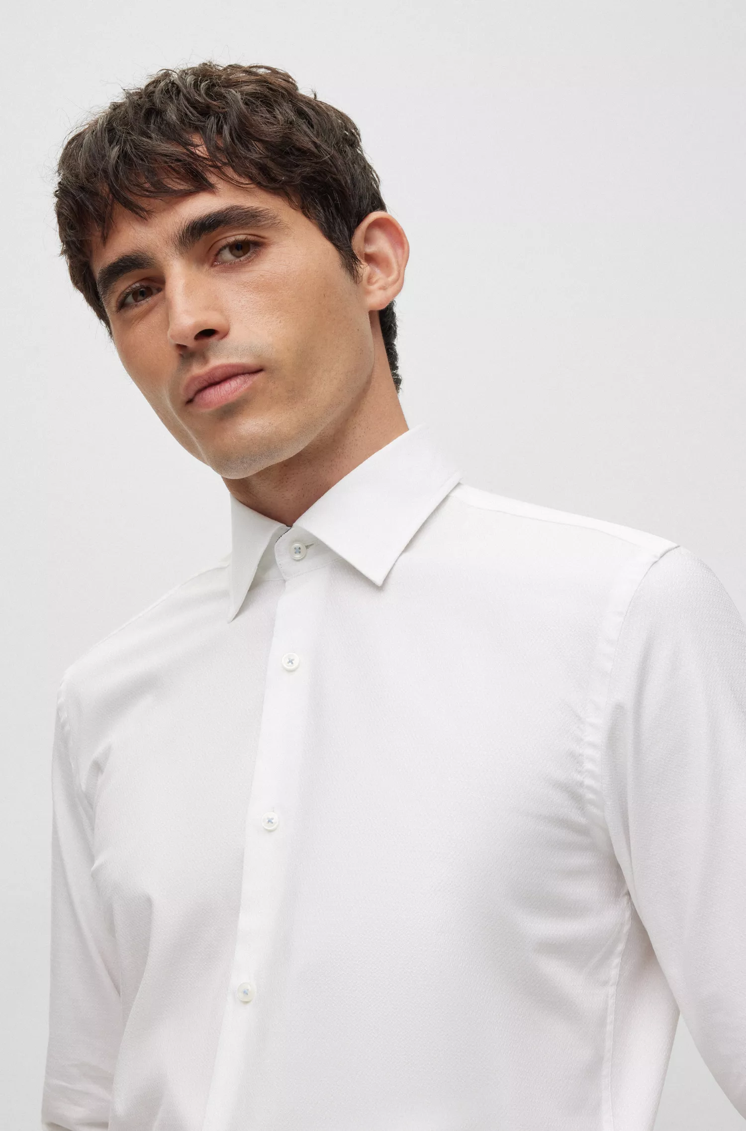 Camisa BOSS preta de corte slim, em algodão estruturado com elastano, fácil de passar.