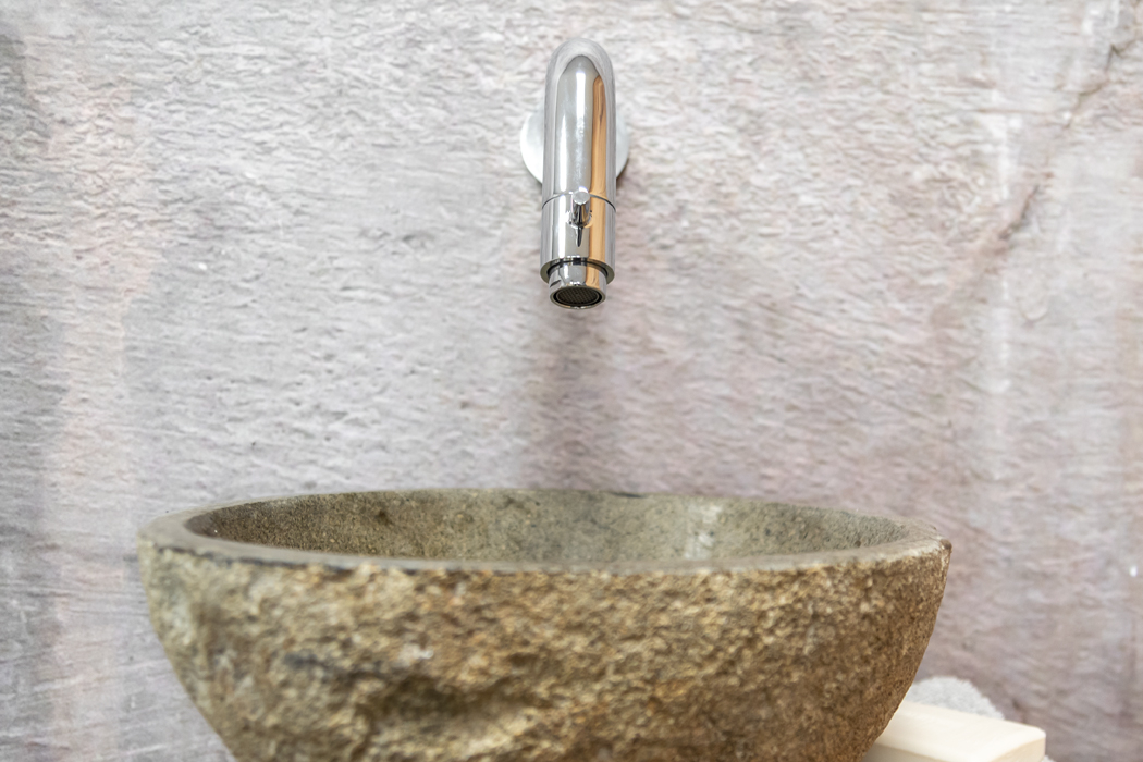 Saniclear Seba fonteinset met bruin eiken plank, rivierstenen waskom en chromen kraan voor in het toilet