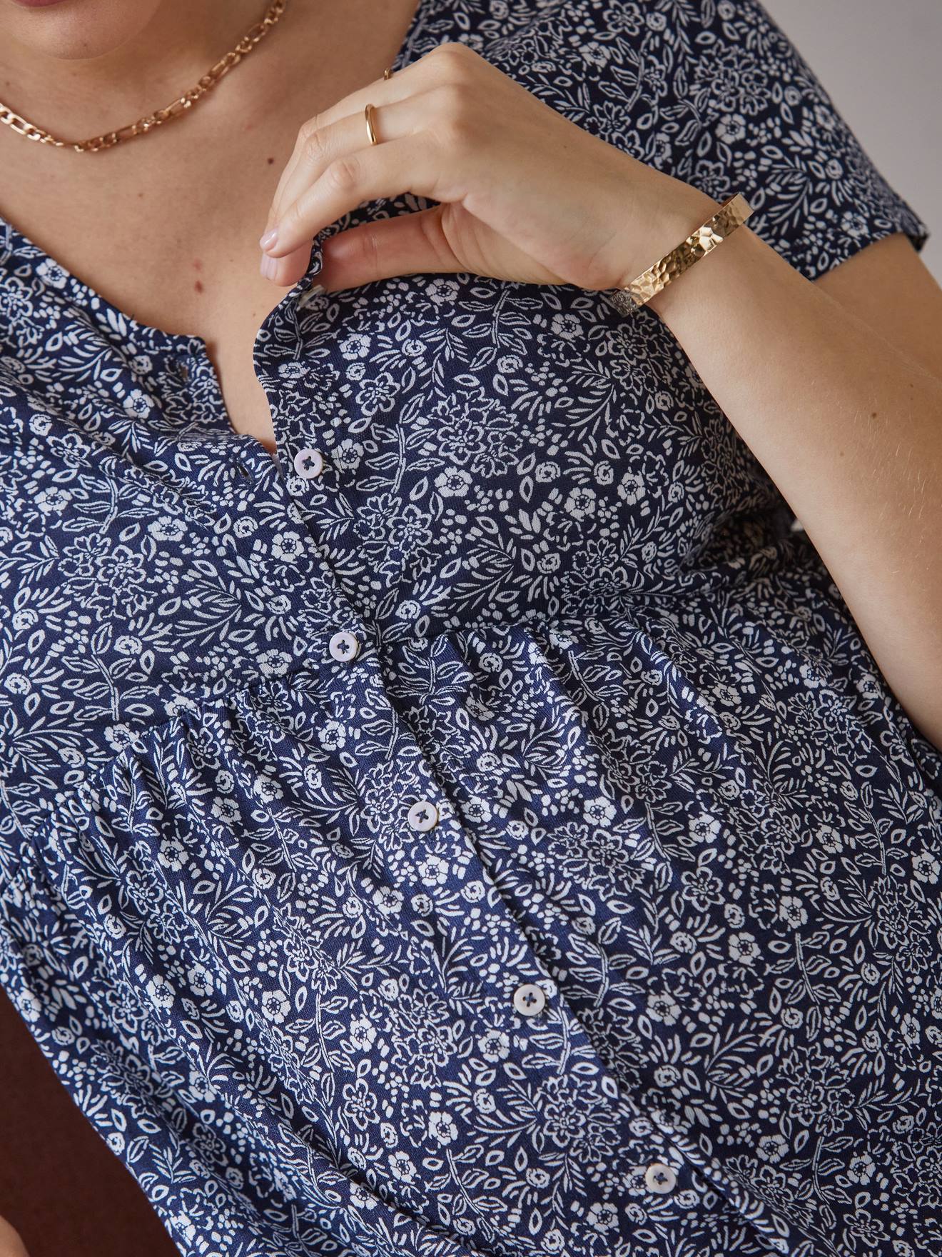 Vestido fluido ideal para gravidez e amamentação, azul escuro com estampa.