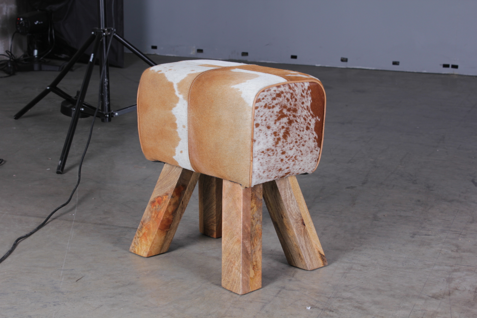 Sitzhocker - braun-weiß - Mango massiv
