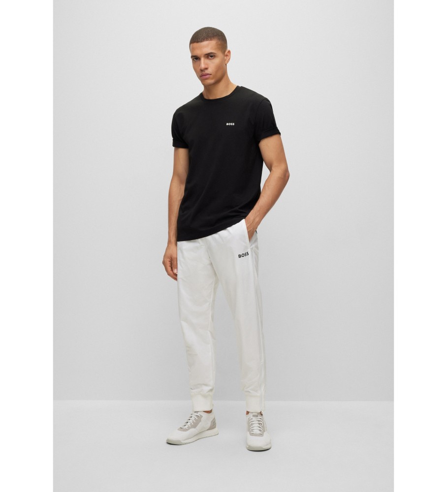 Conjunto de 2 camisetas com o logotipo da BOSS, uma preta e outra branca.
