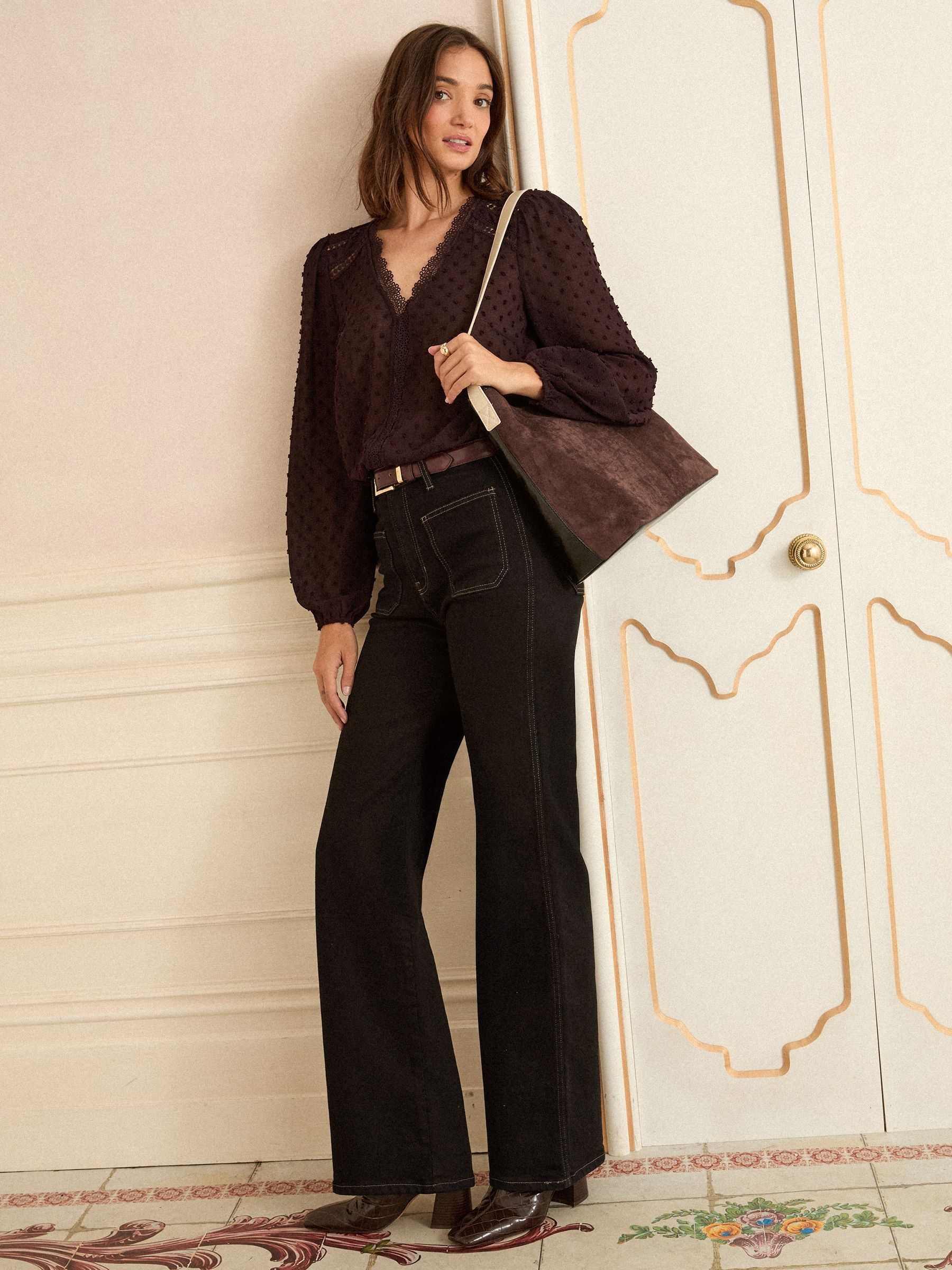 Bordeauxrood - Love & Roses blouse met V-hals, lange mouwen, kanten details en dobbytextuur