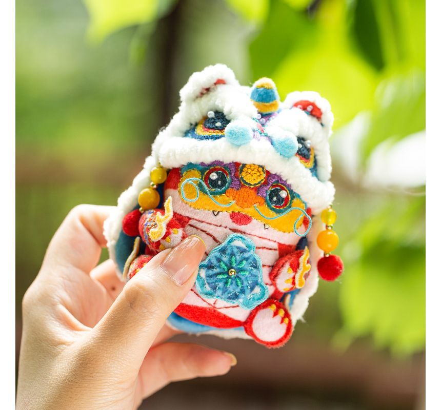 Embroidery Kingdom - DIY borduurpakket met tijgeramulet (verschillende ontwerpen)