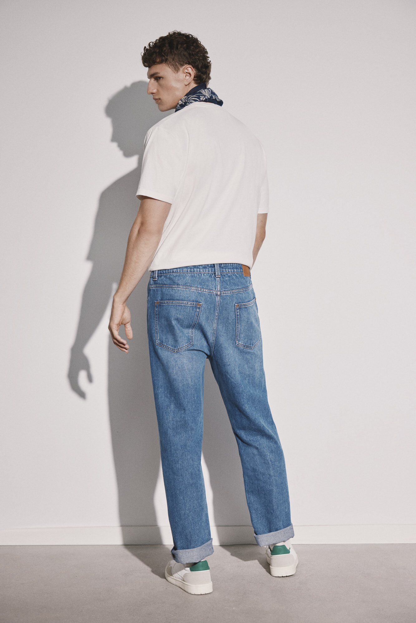 Calça jeans regular de lavagem média e estilo descontraído