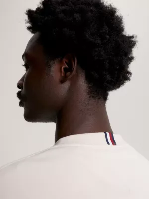 Camiseta com bordado de logotipo