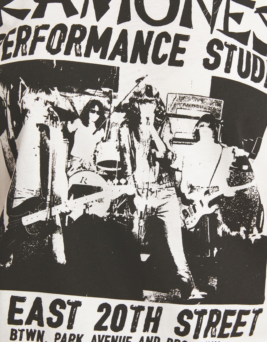 Camiseta de manga curta com estampa dos Ramones