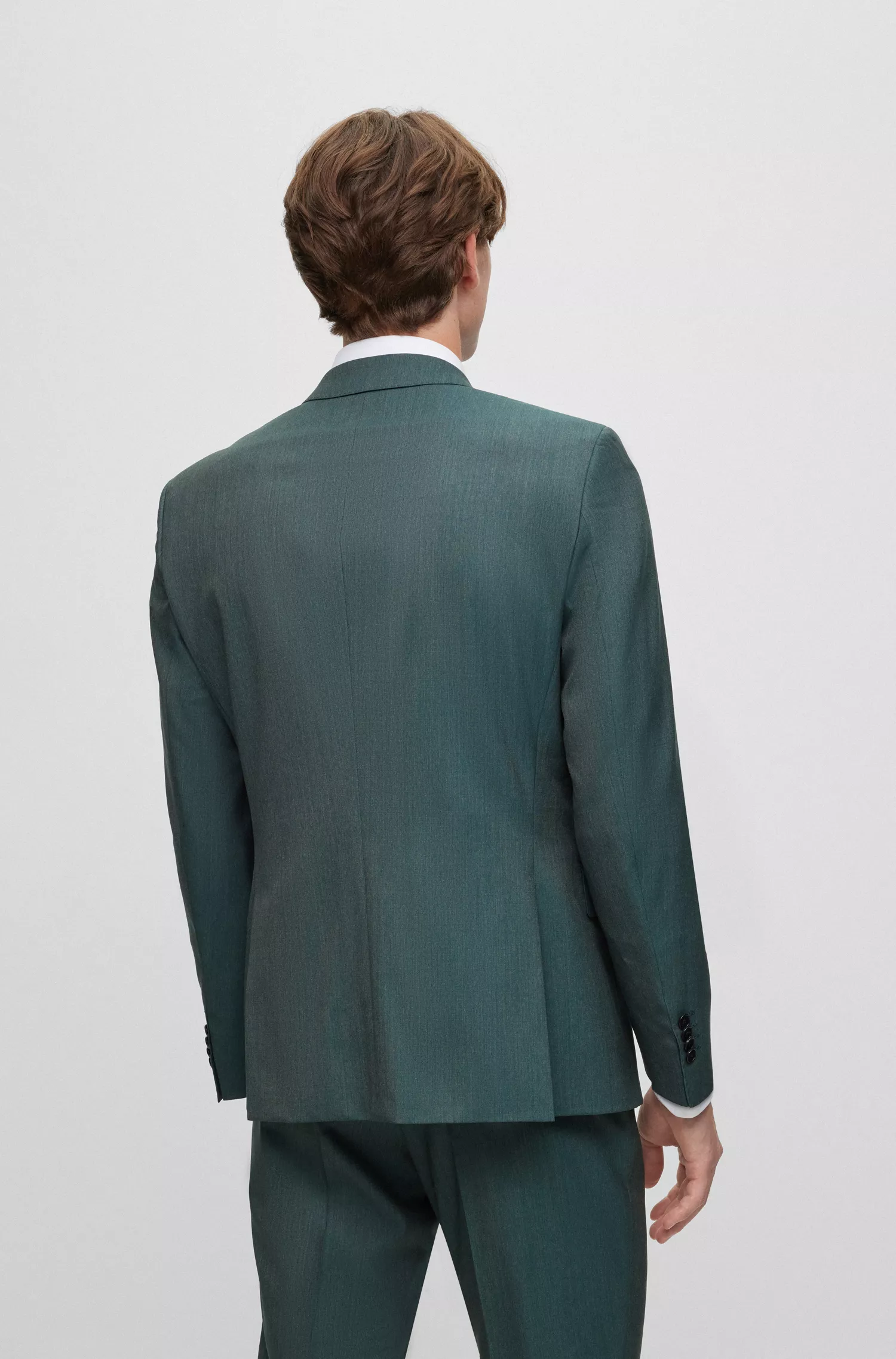 Terno BOSS preto de duas peças, corte slim, em lã de origem sustentável.