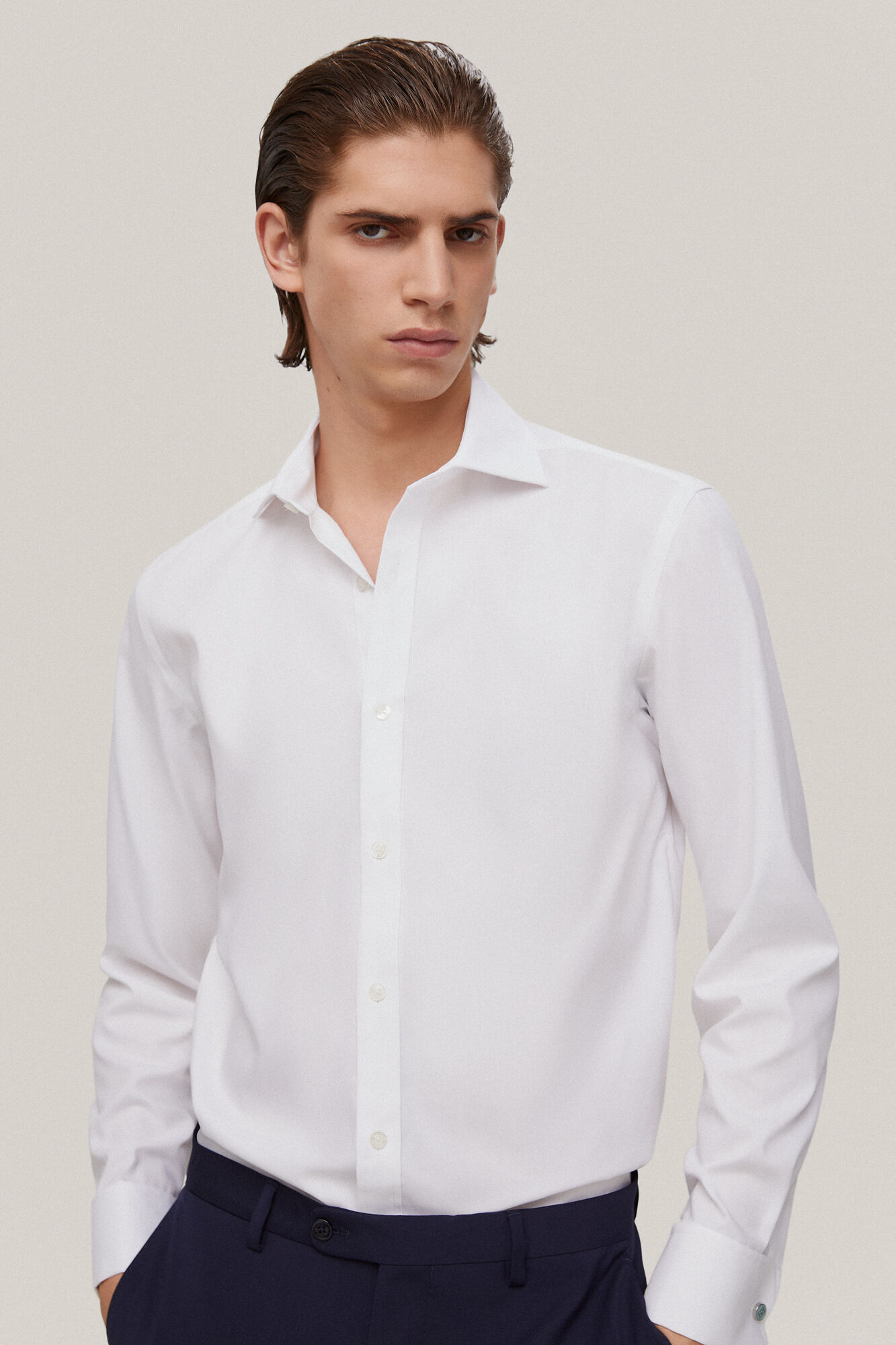 Camisa social com abotoaduras, textura lisa que não precisa passar e resistente a manchas - Branca
